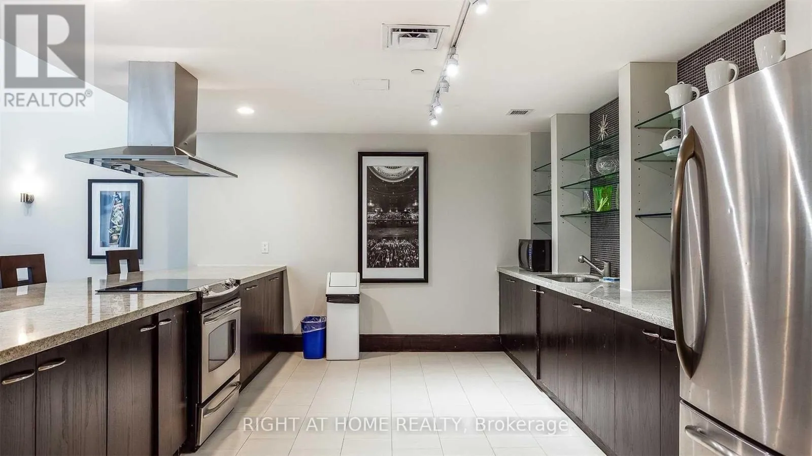 1302 - 438 KING STREET W