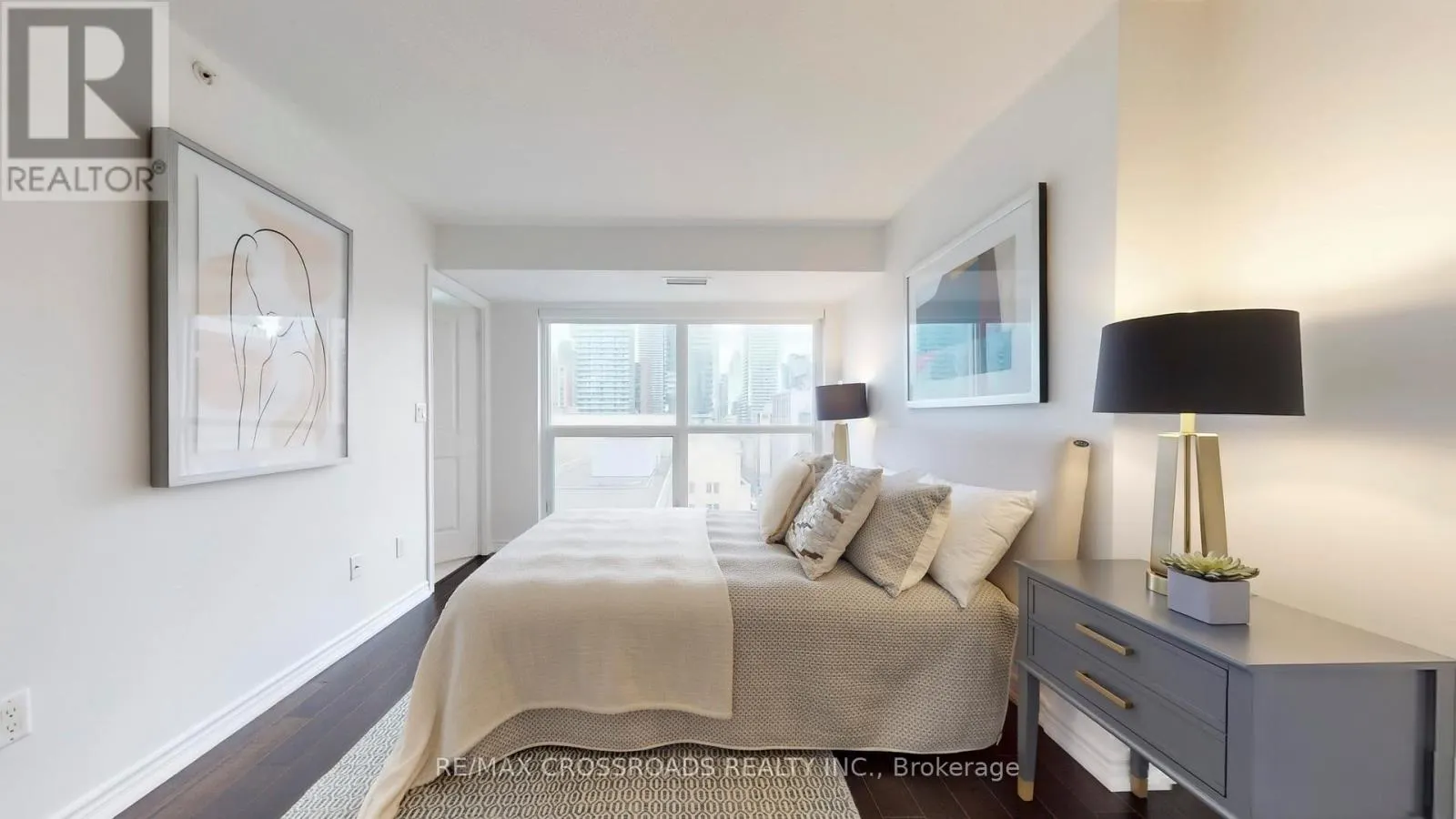 1602 - 386 YONGE STREET