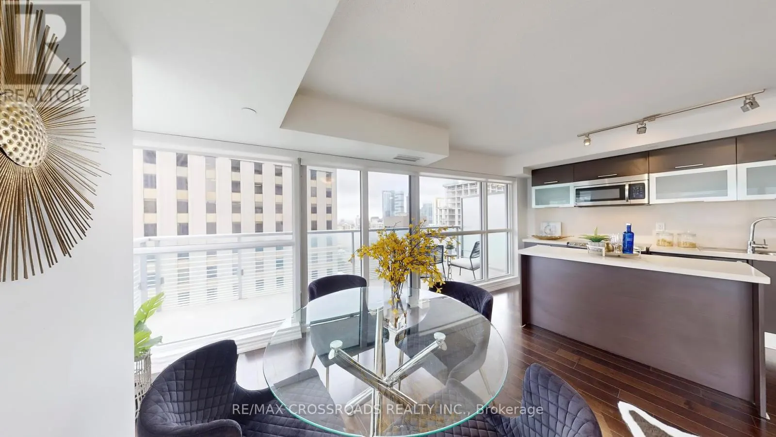 1602 - 386 YONGE STREET