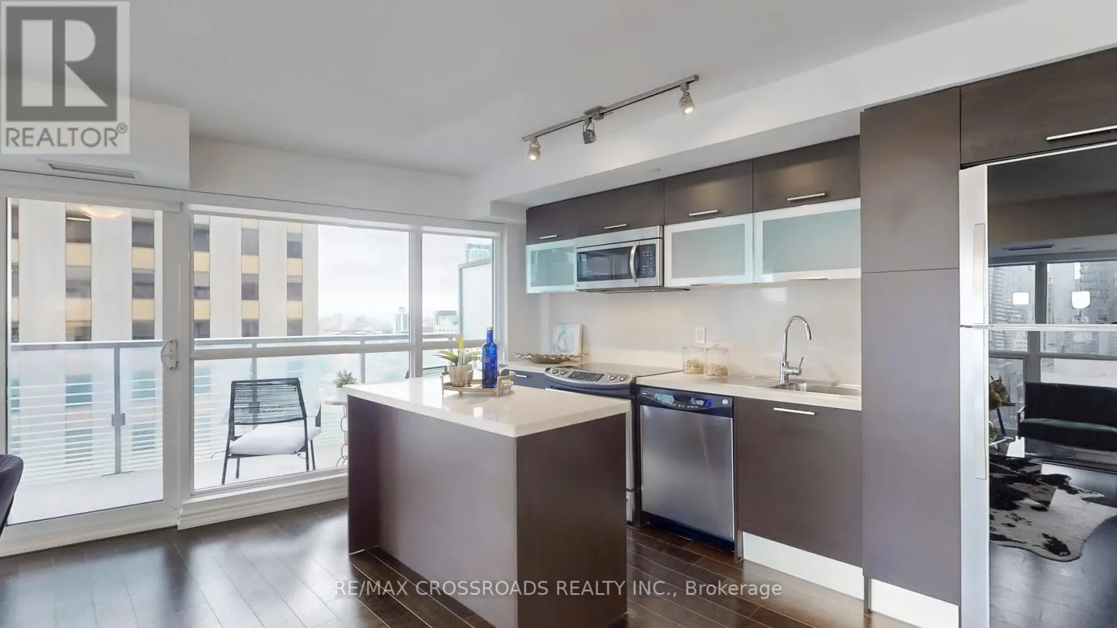 1602 - 386 YONGE STREET