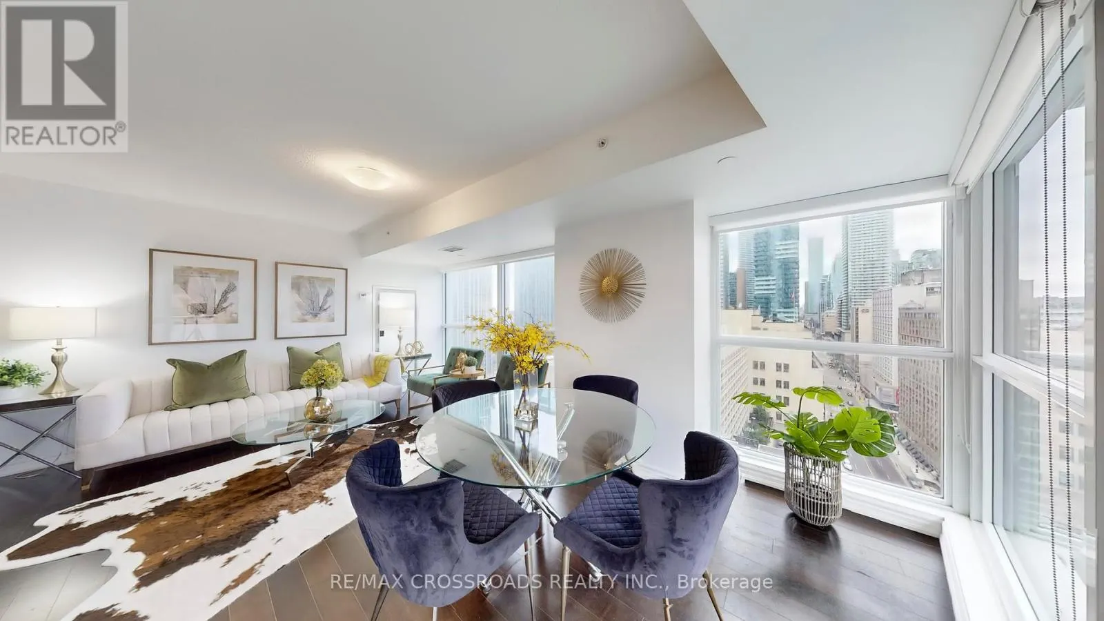 1602 - 386 YONGE STREET