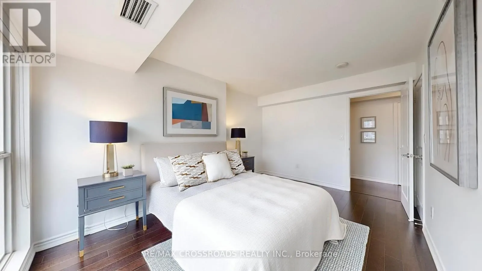 1602 - 386 YONGE STREET