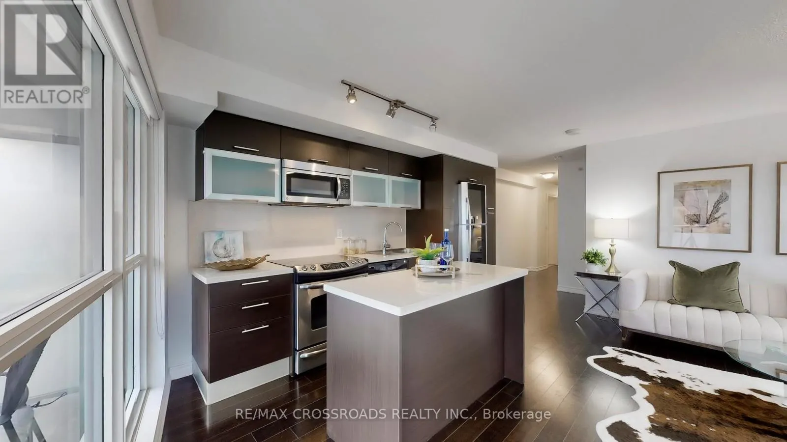 1602 - 386 YONGE STREET