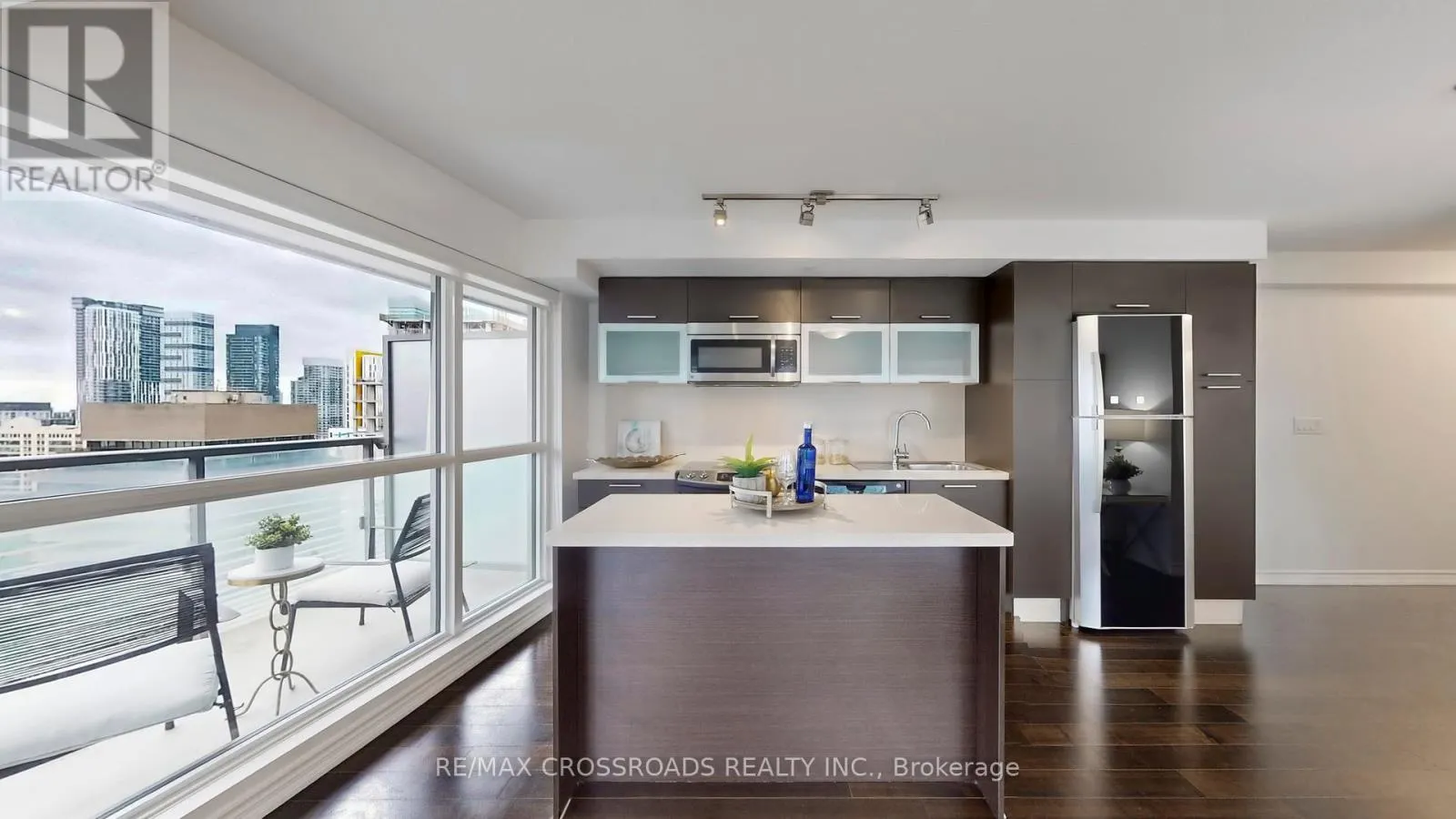 1602 - 386 YONGE STREET