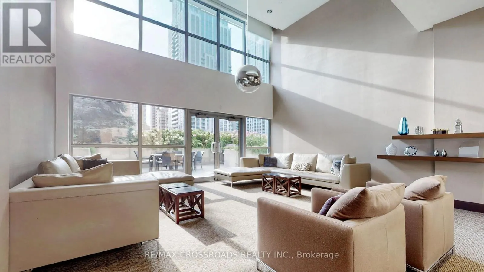 1602 - 386 YONGE STREET