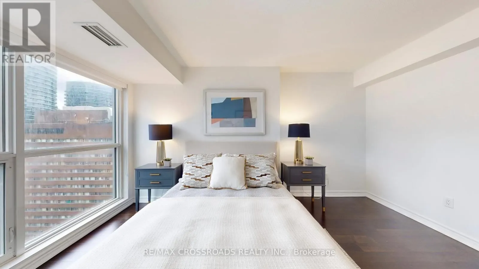 1602 - 386 YONGE STREET