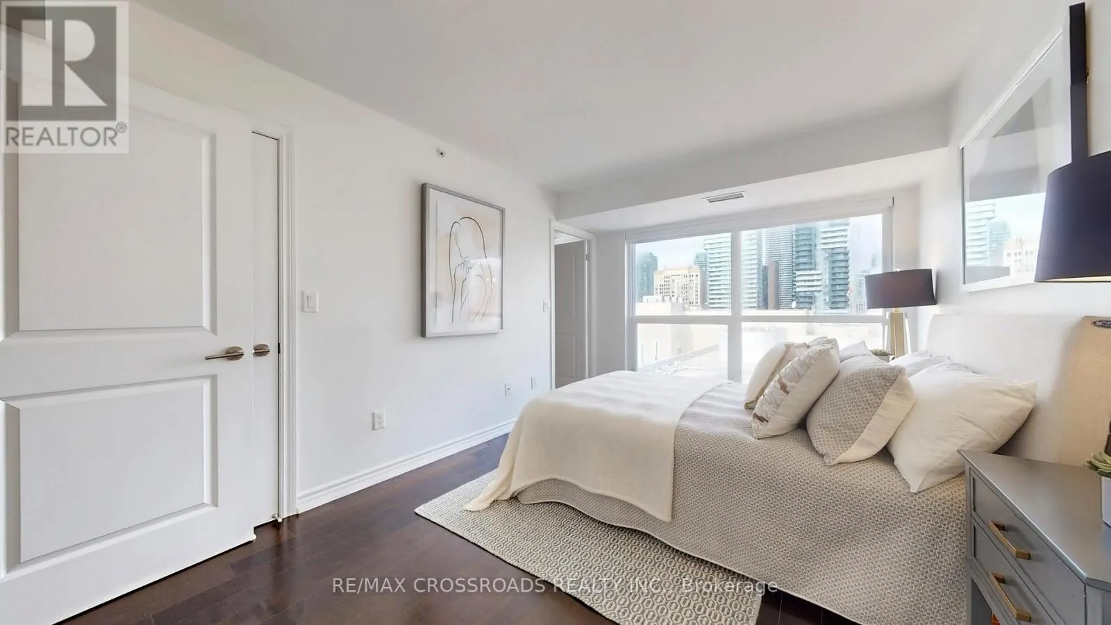 1602 - 386 YONGE STREET
