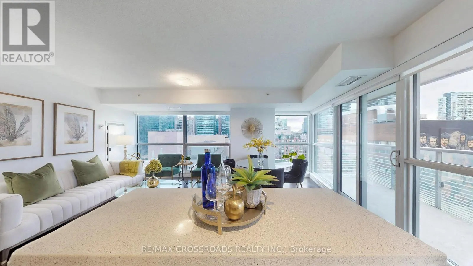 1602 - 386 YONGE STREET
