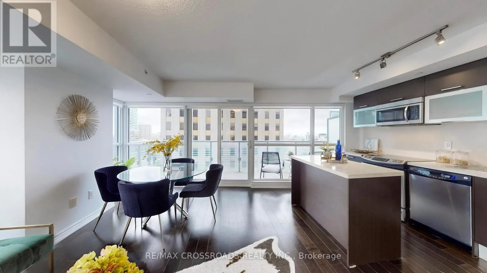 1602 - 386 YONGE STREET