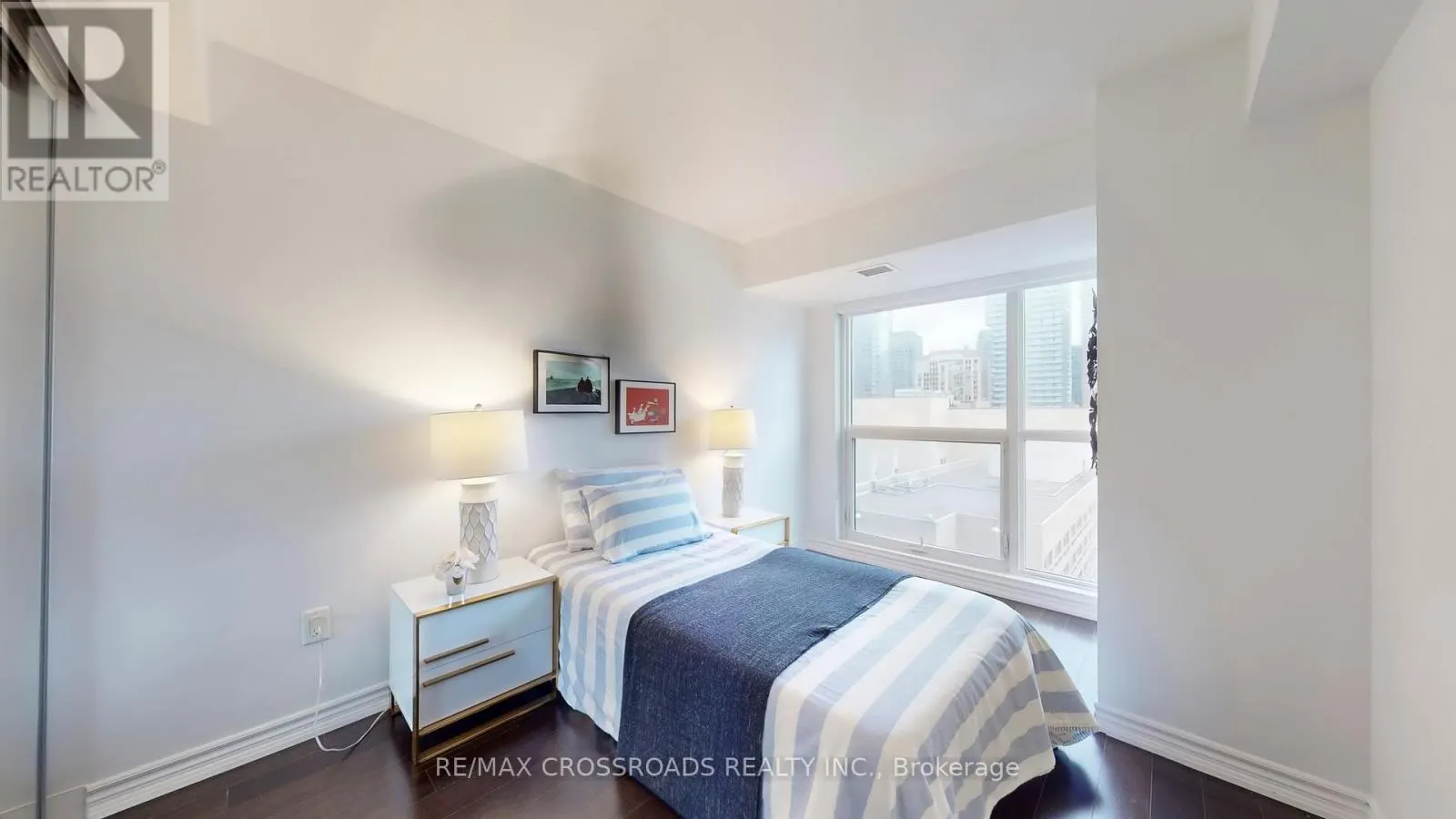 1602 - 386 YONGE STREET