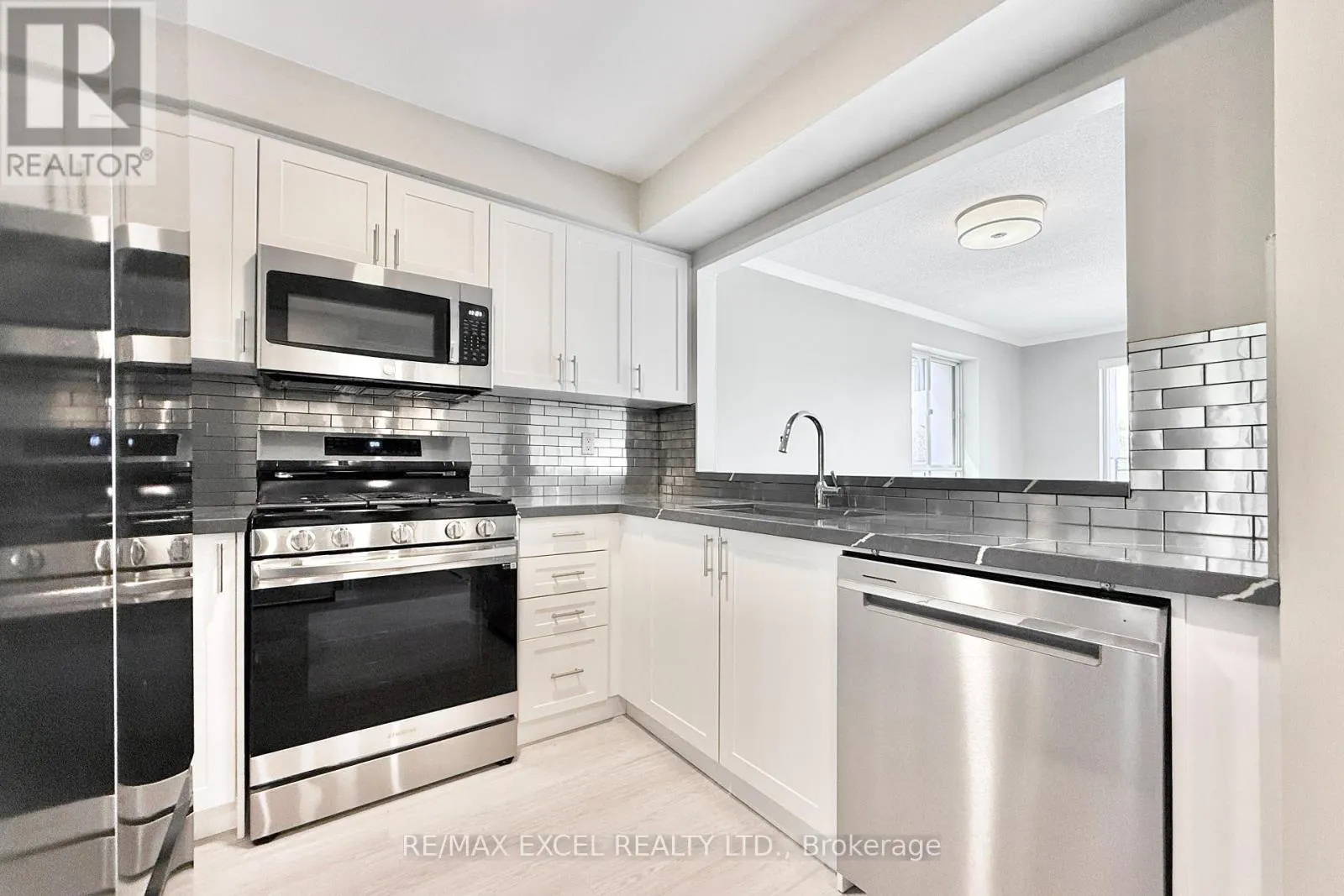 312 - 38 HOLLYWOOD AVENUE