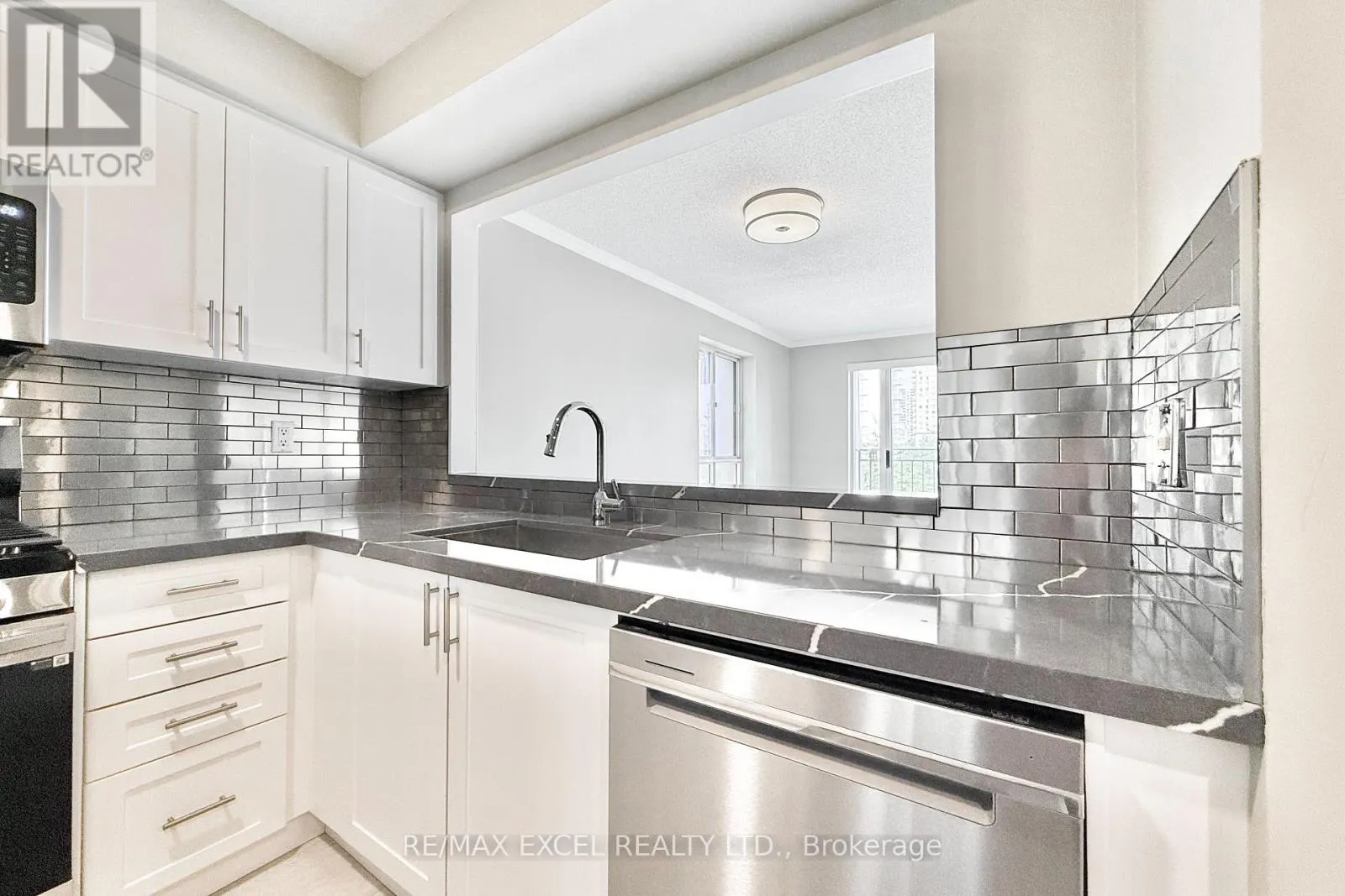 312 - 38 HOLLYWOOD AVENUE