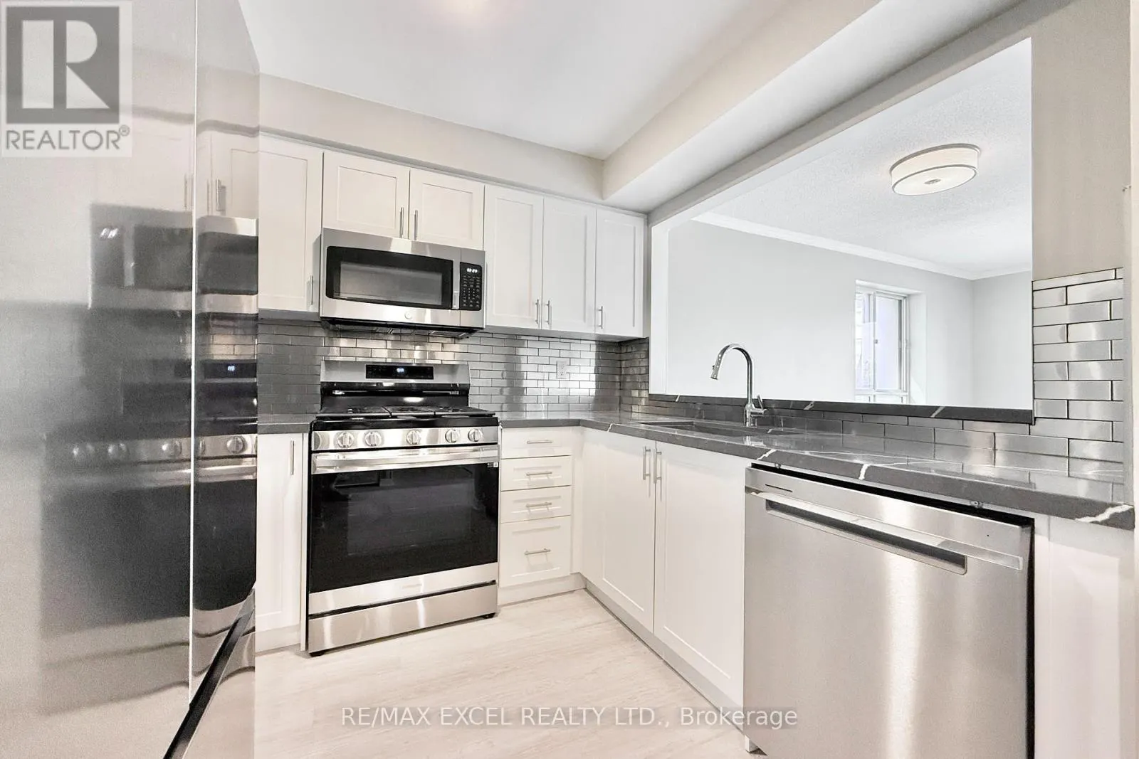 312 - 38 HOLLYWOOD AVENUE