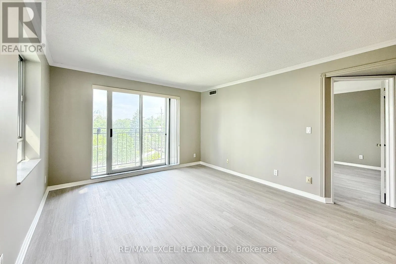 312 - 38 HOLLYWOOD AVENUE