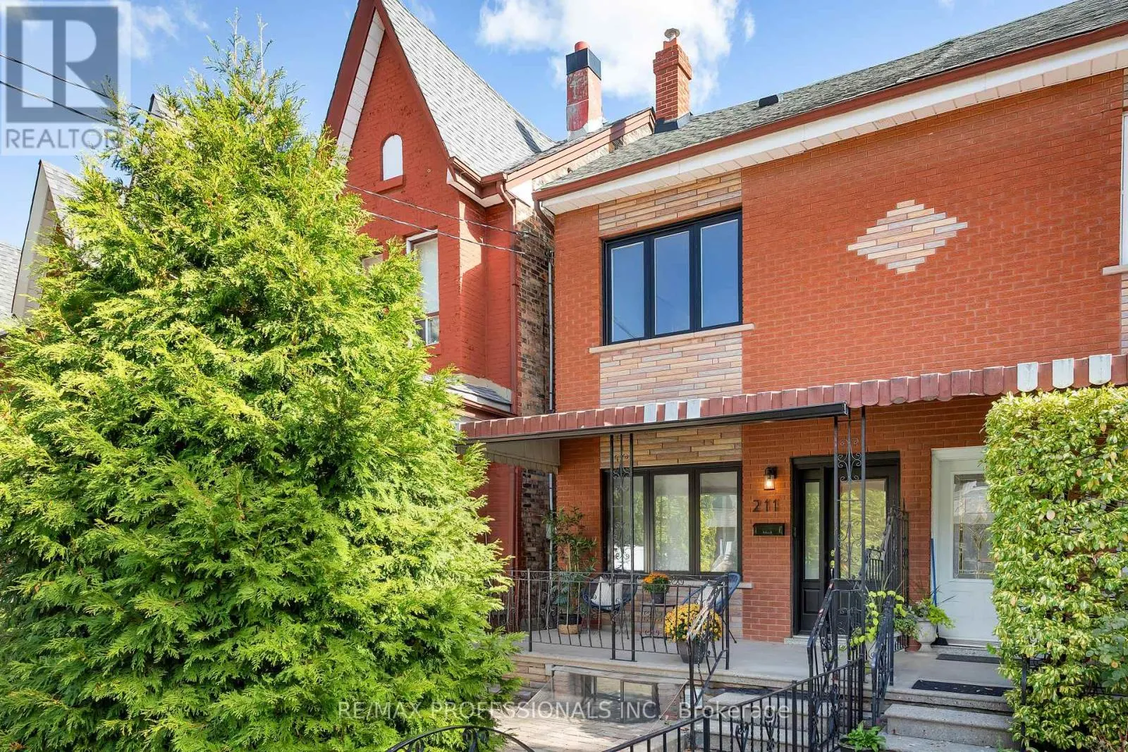 211 MARKHAM STREET