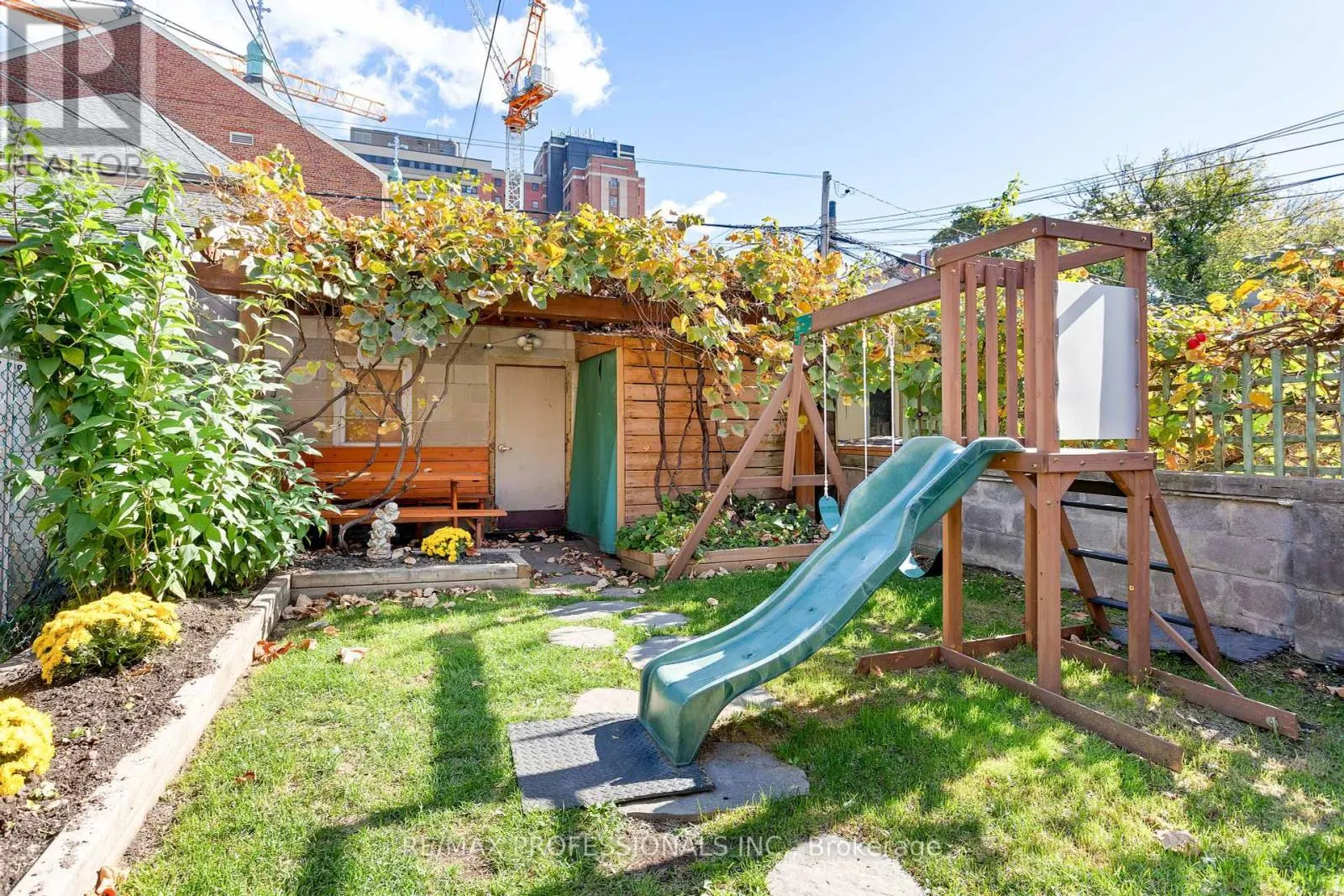 211 MARKHAM STREET