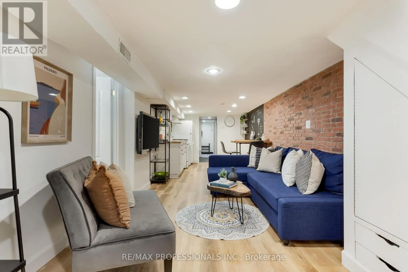 211 MARKHAM STREET
