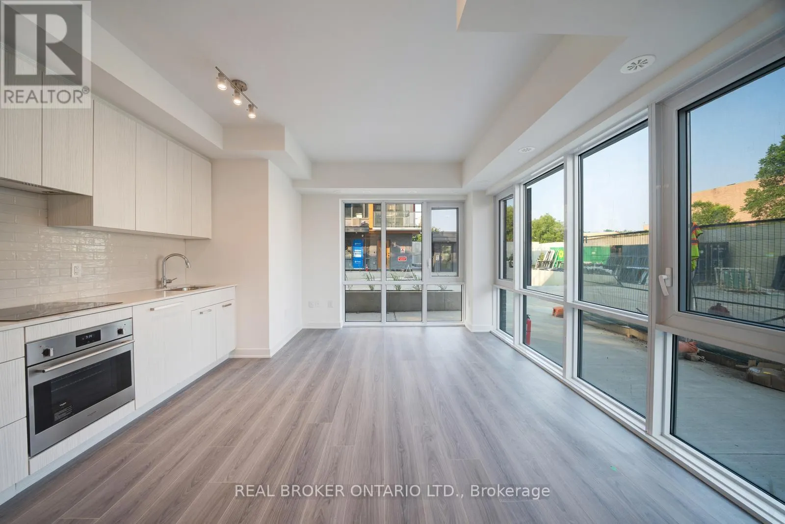 165 - 67 CURLEW DRIVE