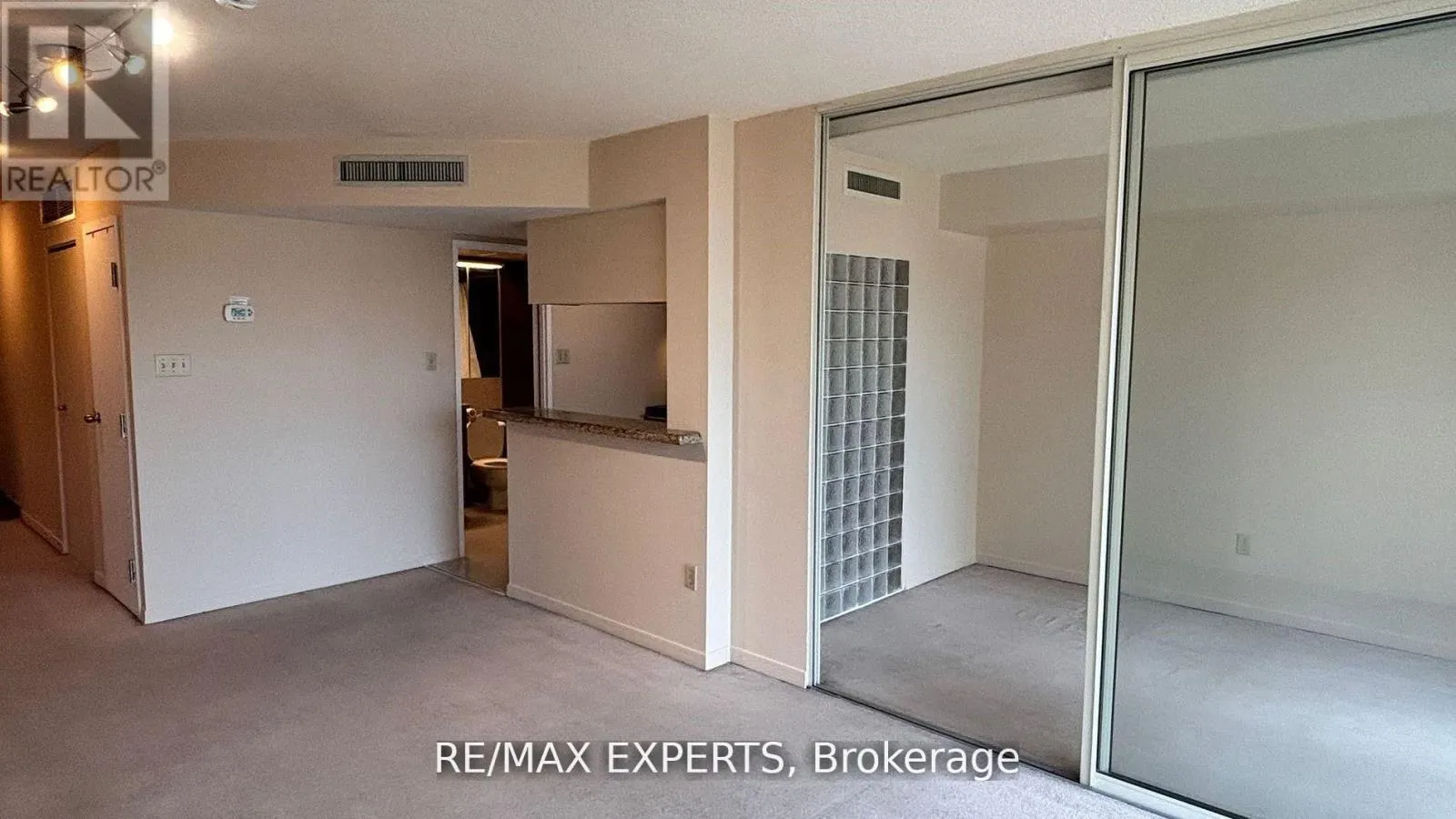2116 - 1001 BAY STREET