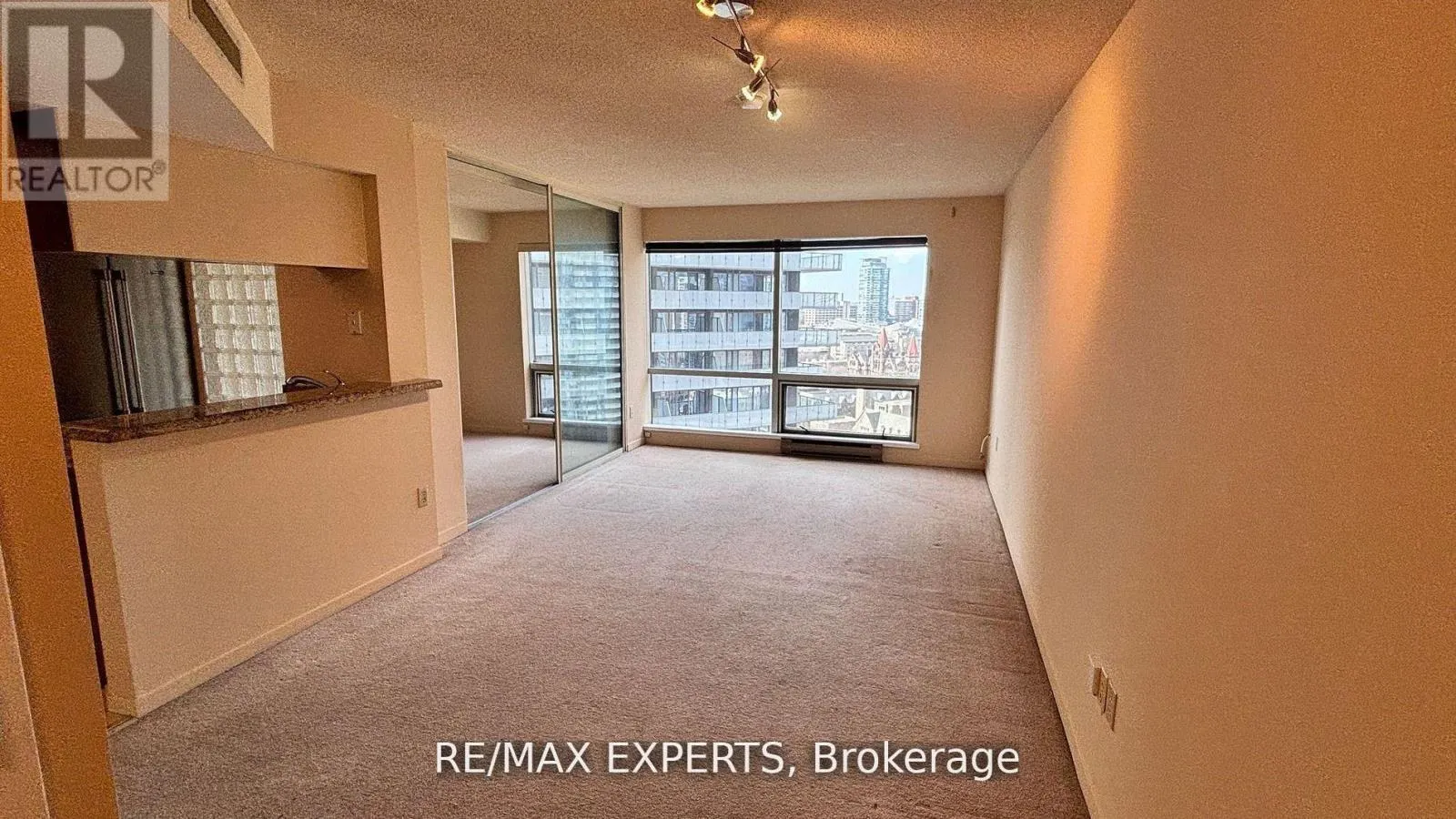 2116 - 1001 BAY STREET