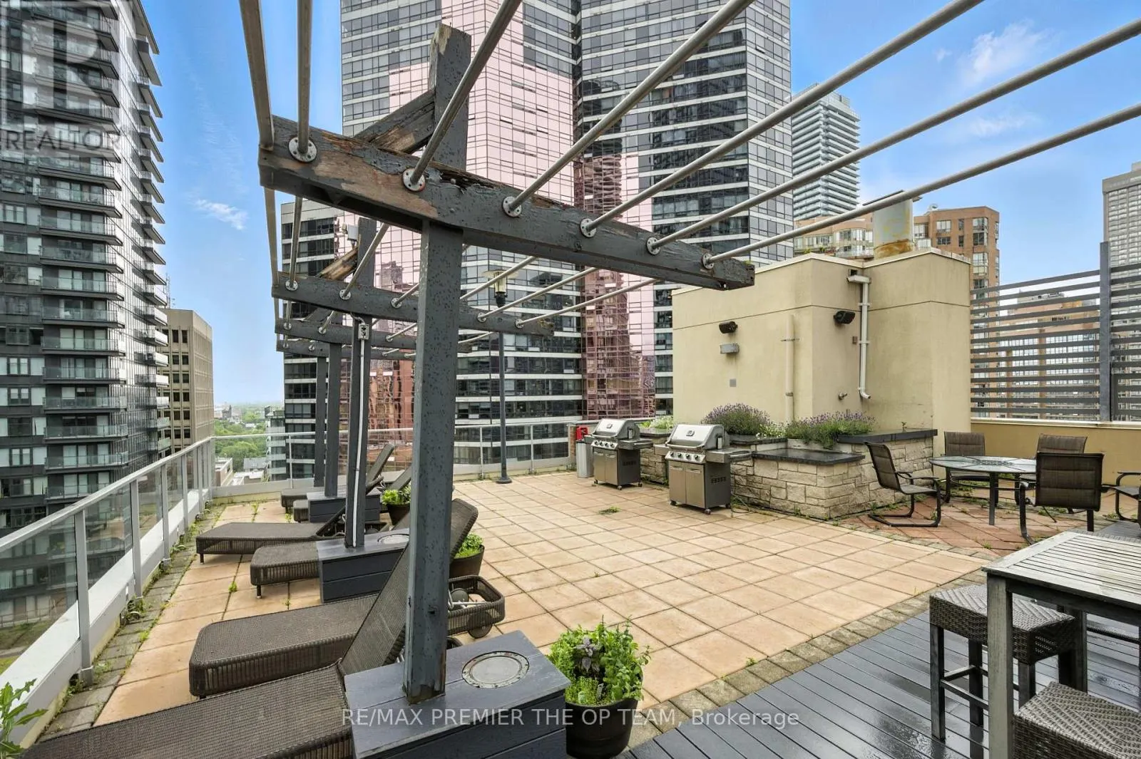 407 - 11 ST JOSEPH STREET