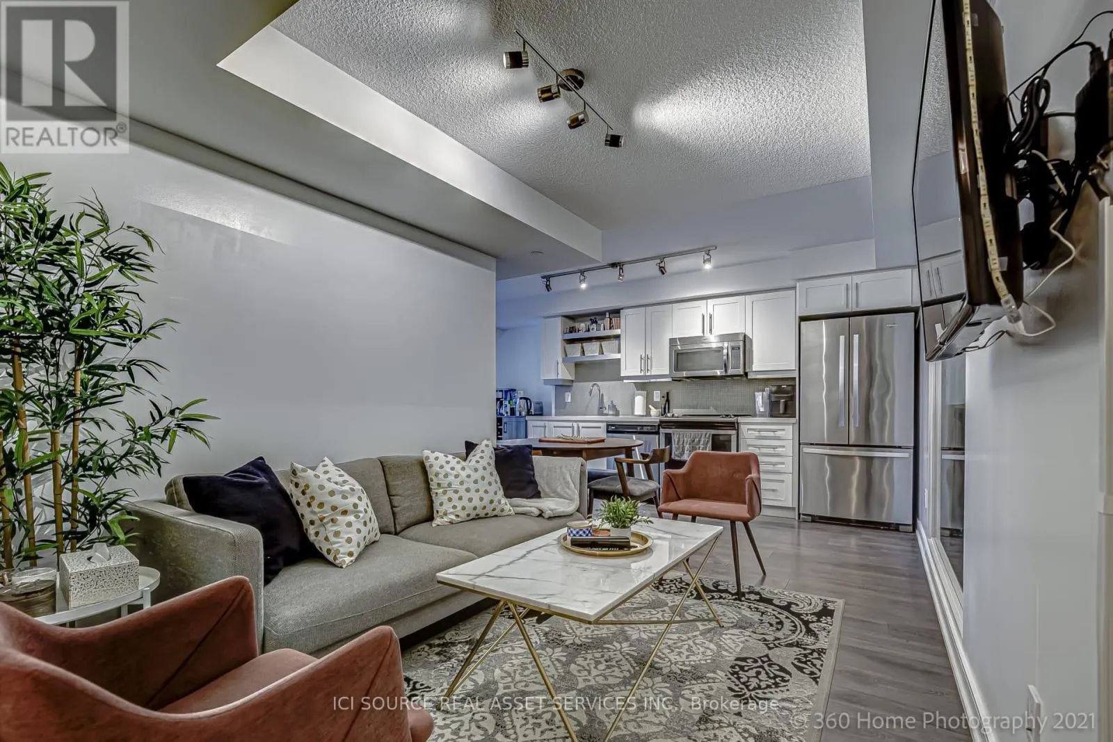 1020 - 525 ADELAIDE STREET W