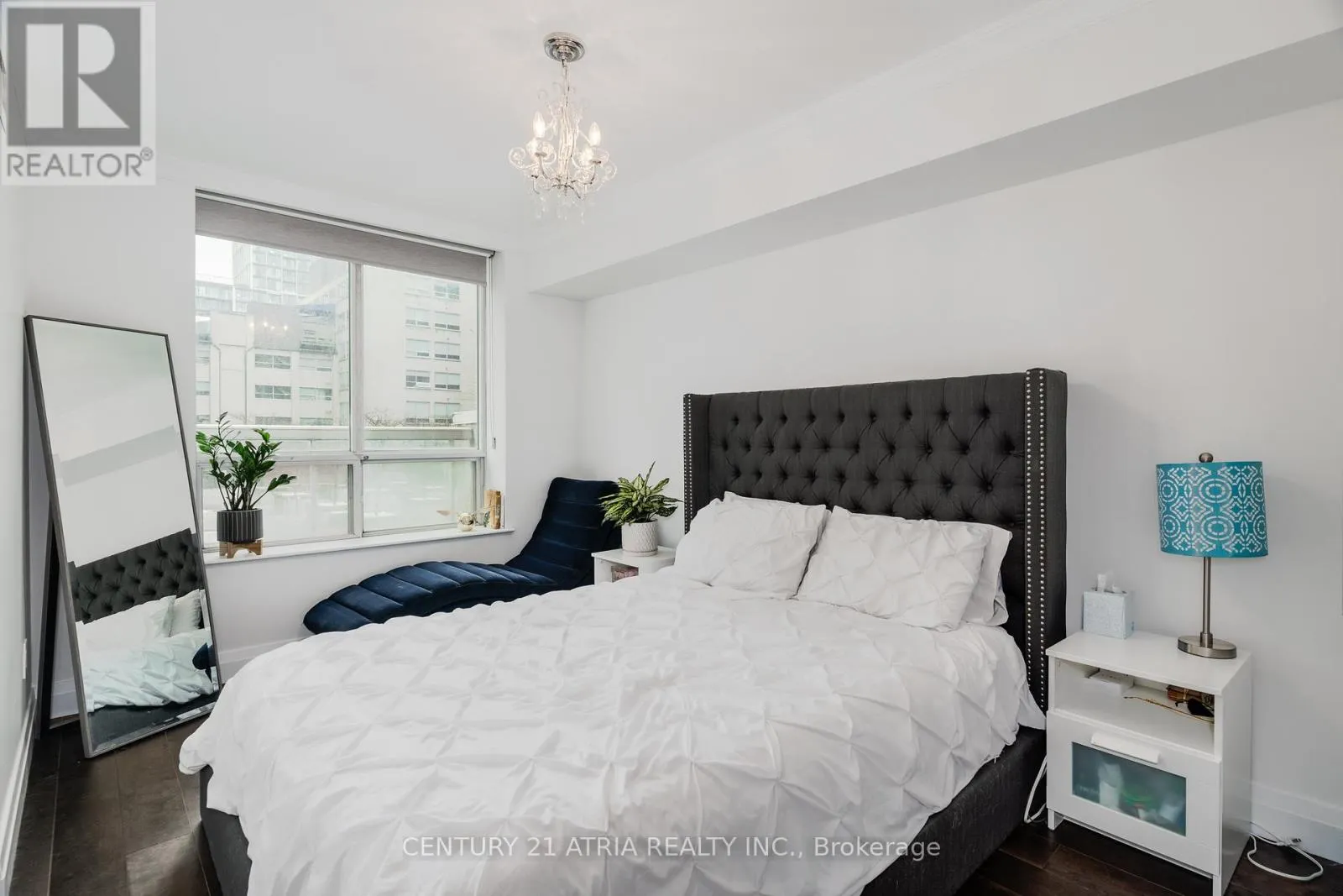 203 - 330 ADELAIDE STREET E