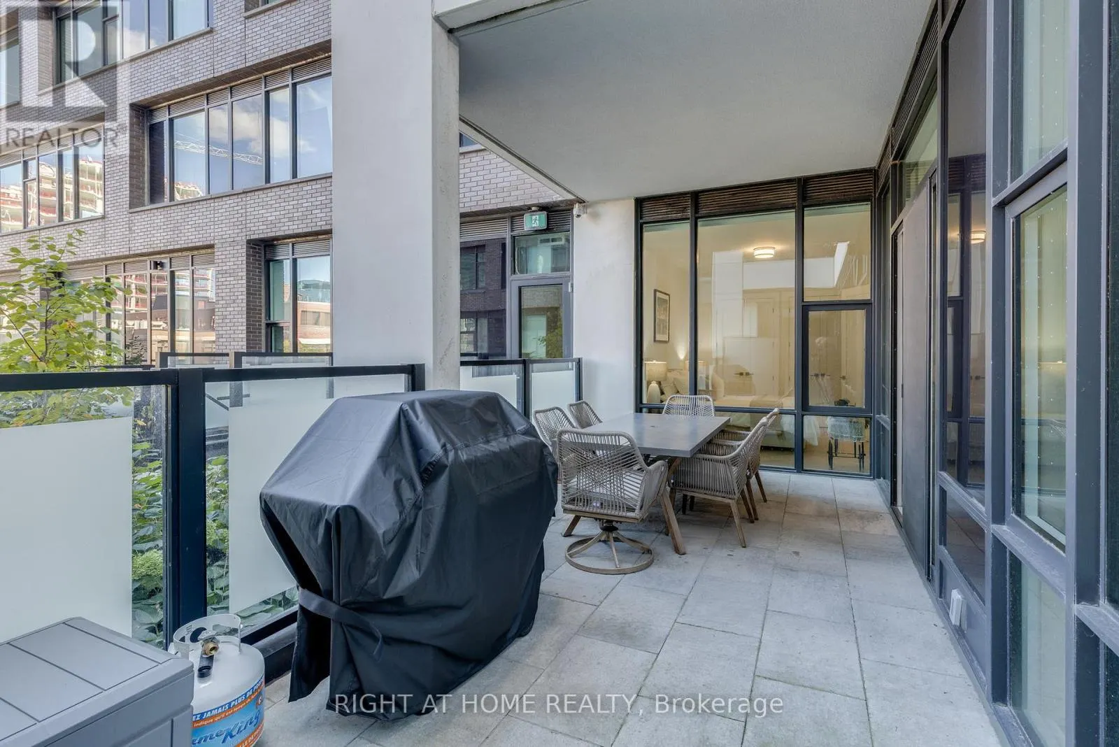 301 - 455 WELLINGTON STREET W