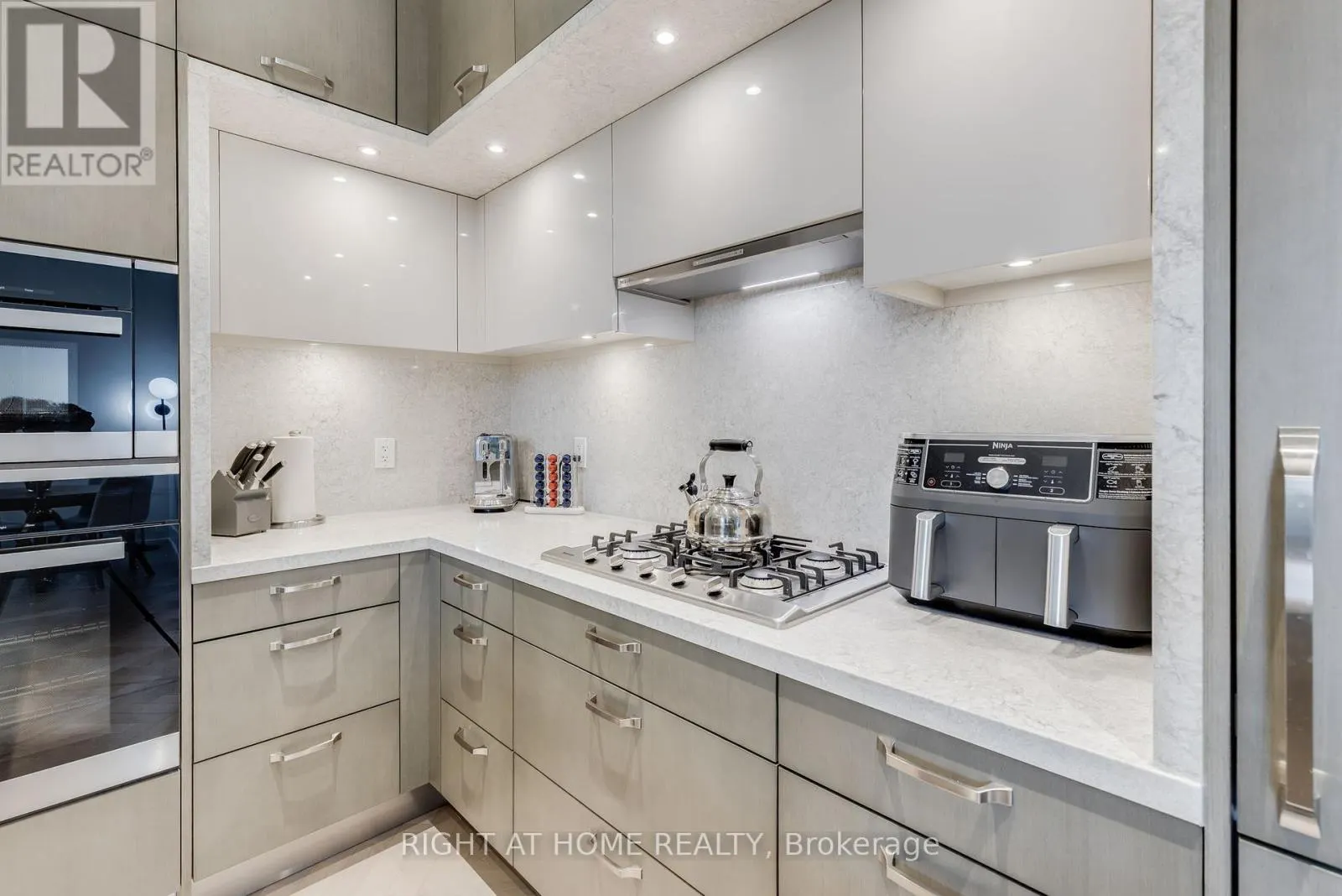 301 - 455 WELLINGTON STREET W