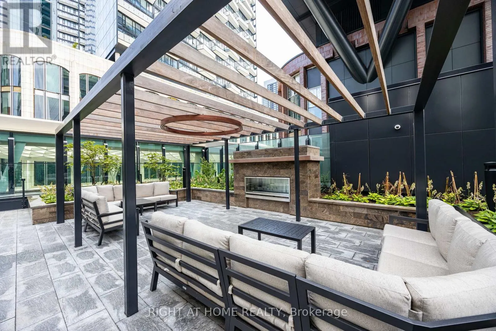 301 - 455 WELLINGTON STREET W