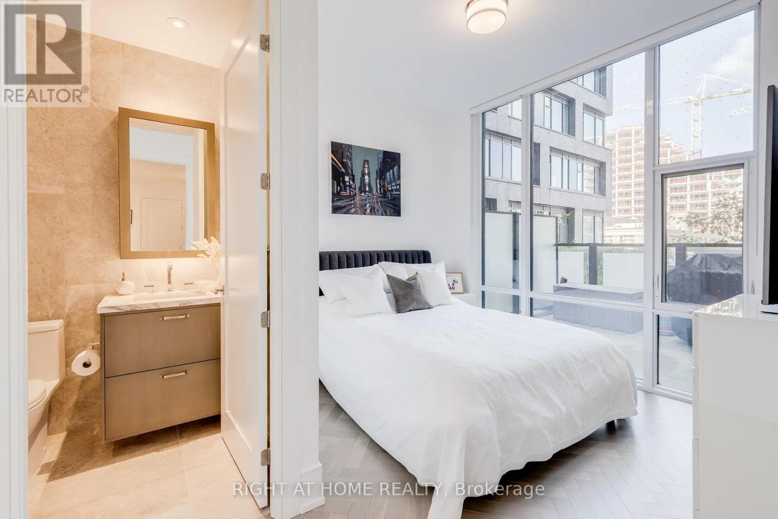 301 - 455 WELLINGTON STREET W