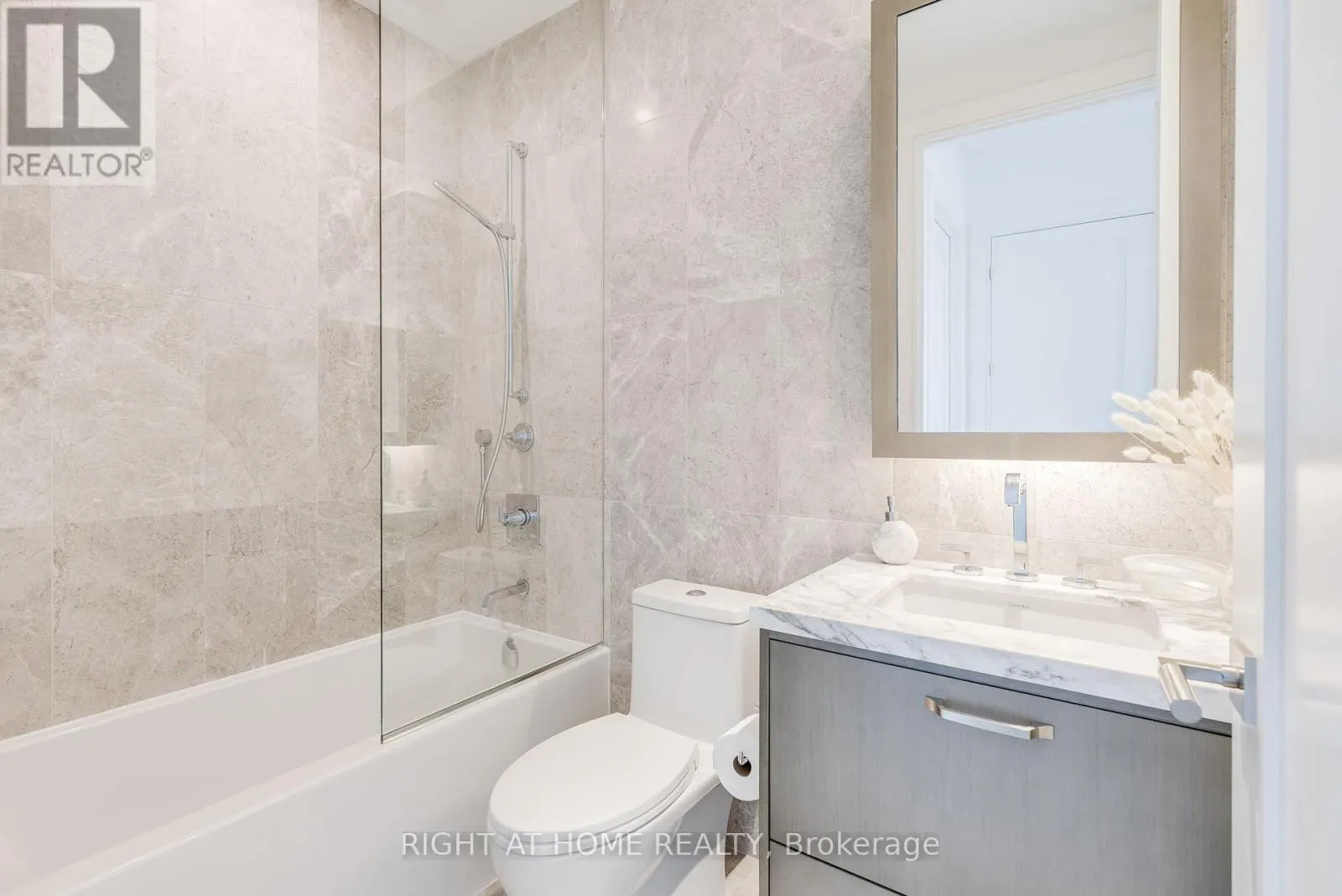 301 - 455 WELLINGTON STREET W