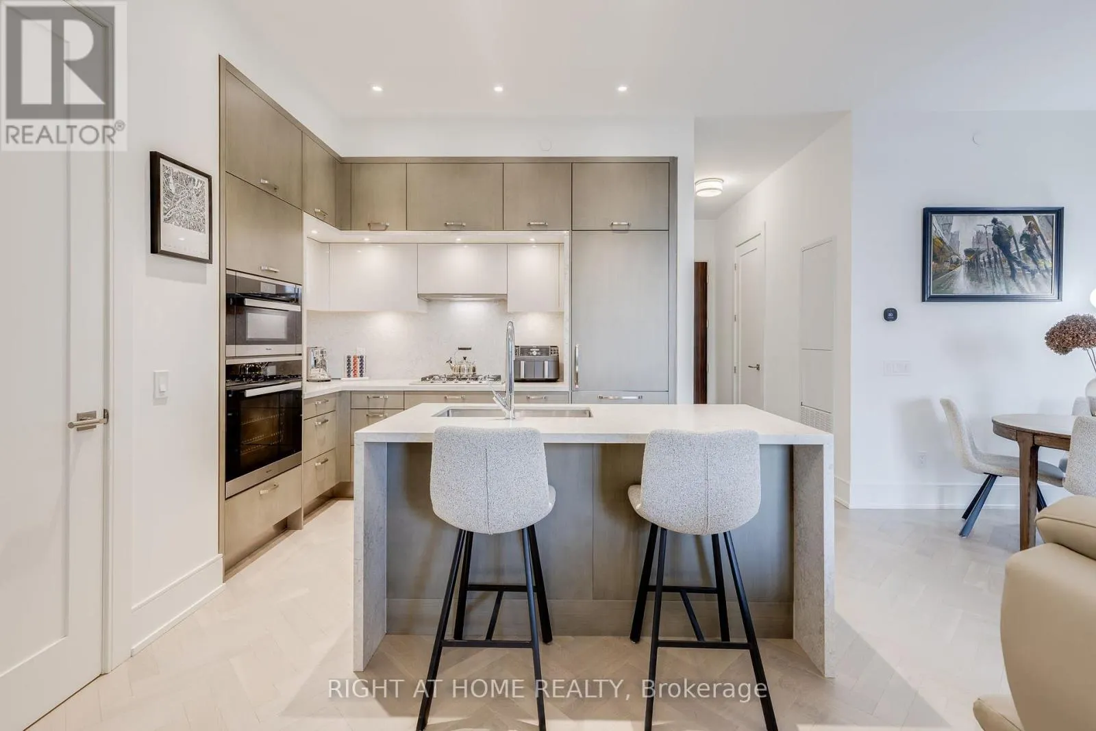 301 - 455 WELLINGTON STREET W