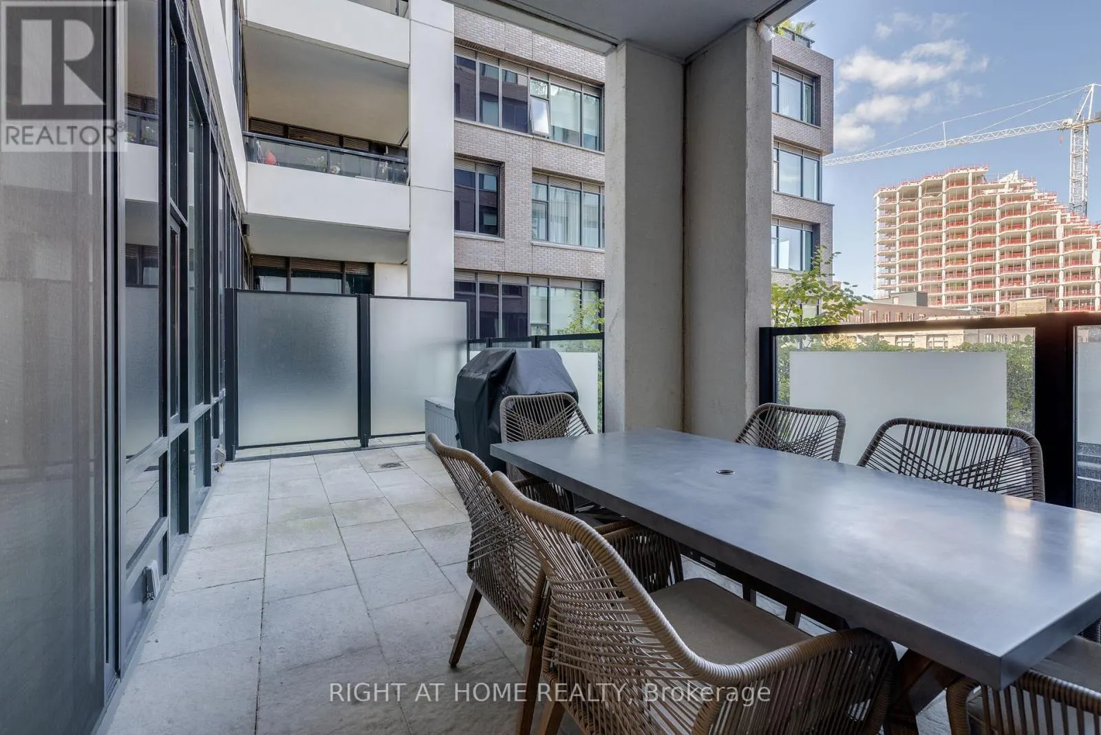 301 - 455 WELLINGTON STREET W