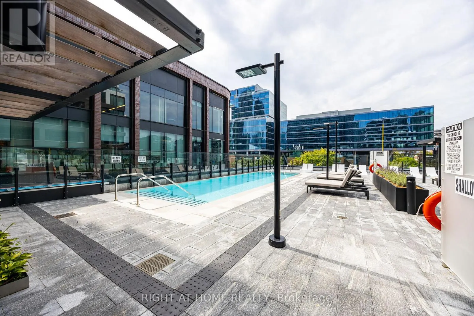 301 - 455 WELLINGTON STREET W
