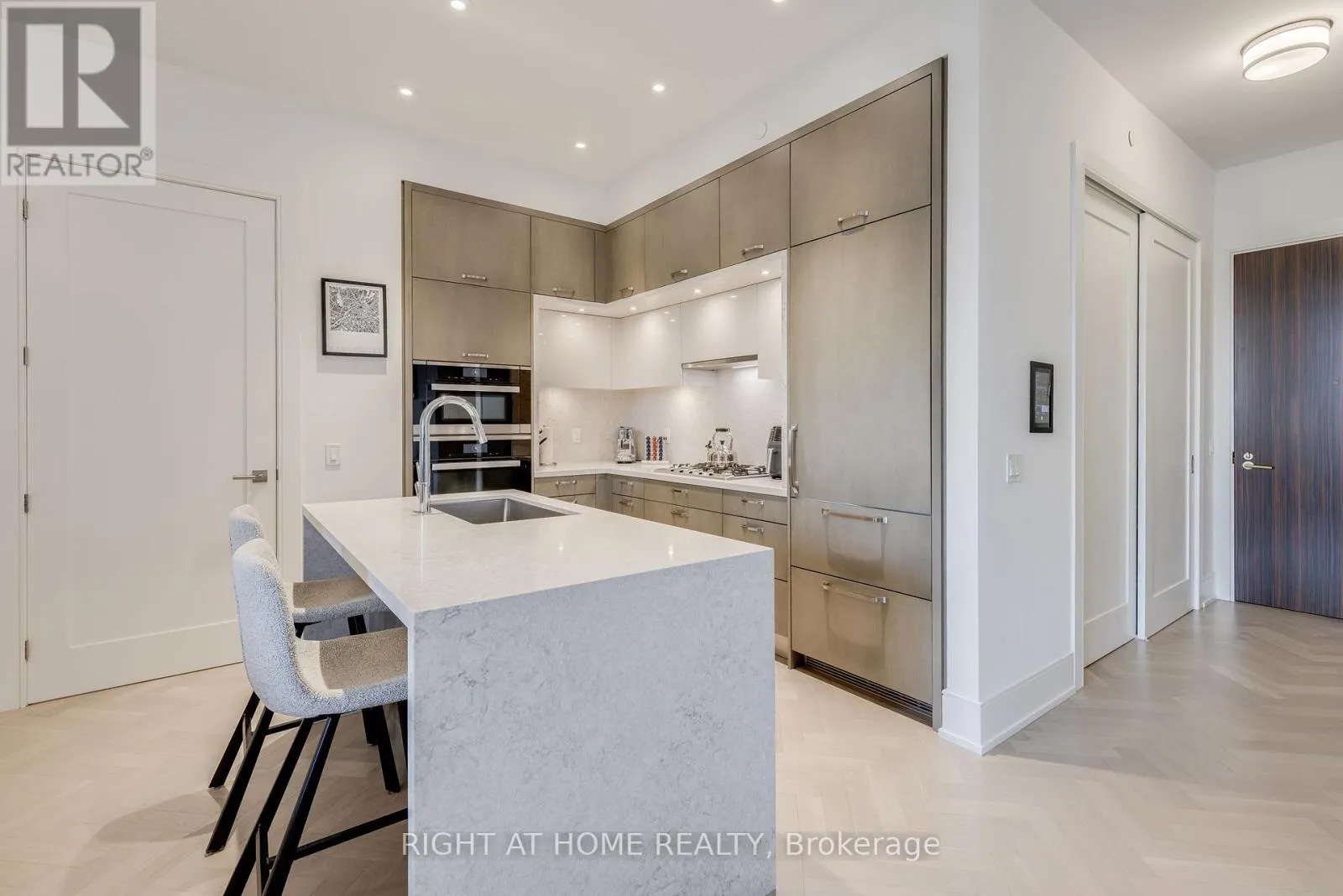 301 - 455 WELLINGTON STREET W