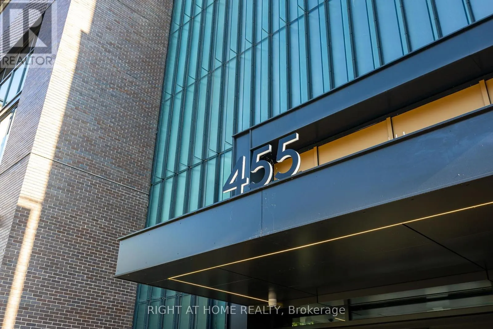 301 - 455 WELLINGTON STREET W