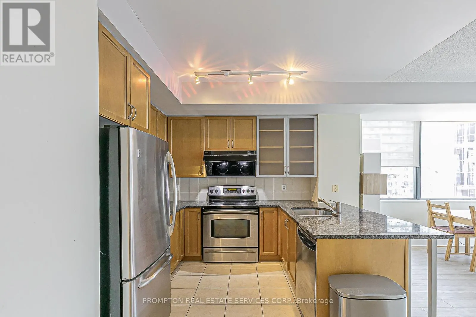 1216 - 438 KING STREET W