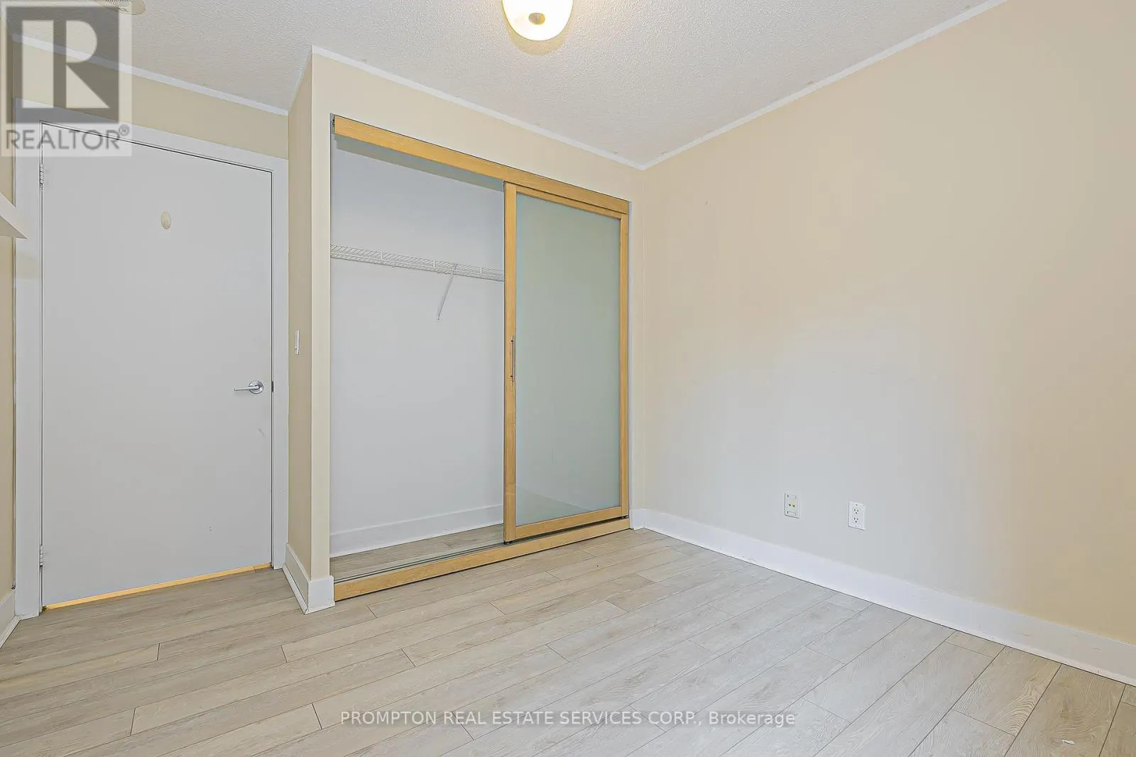 1216 - 438 KING STREET W