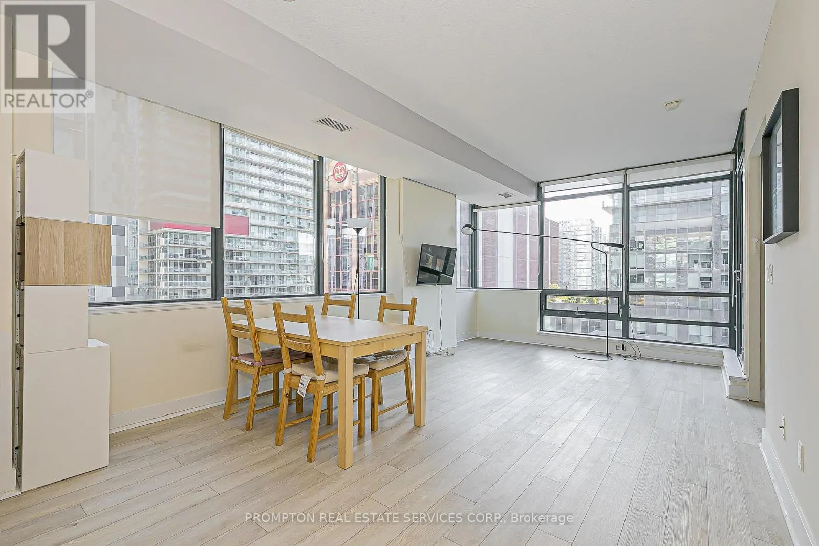 1216 - 438 KING STREET W