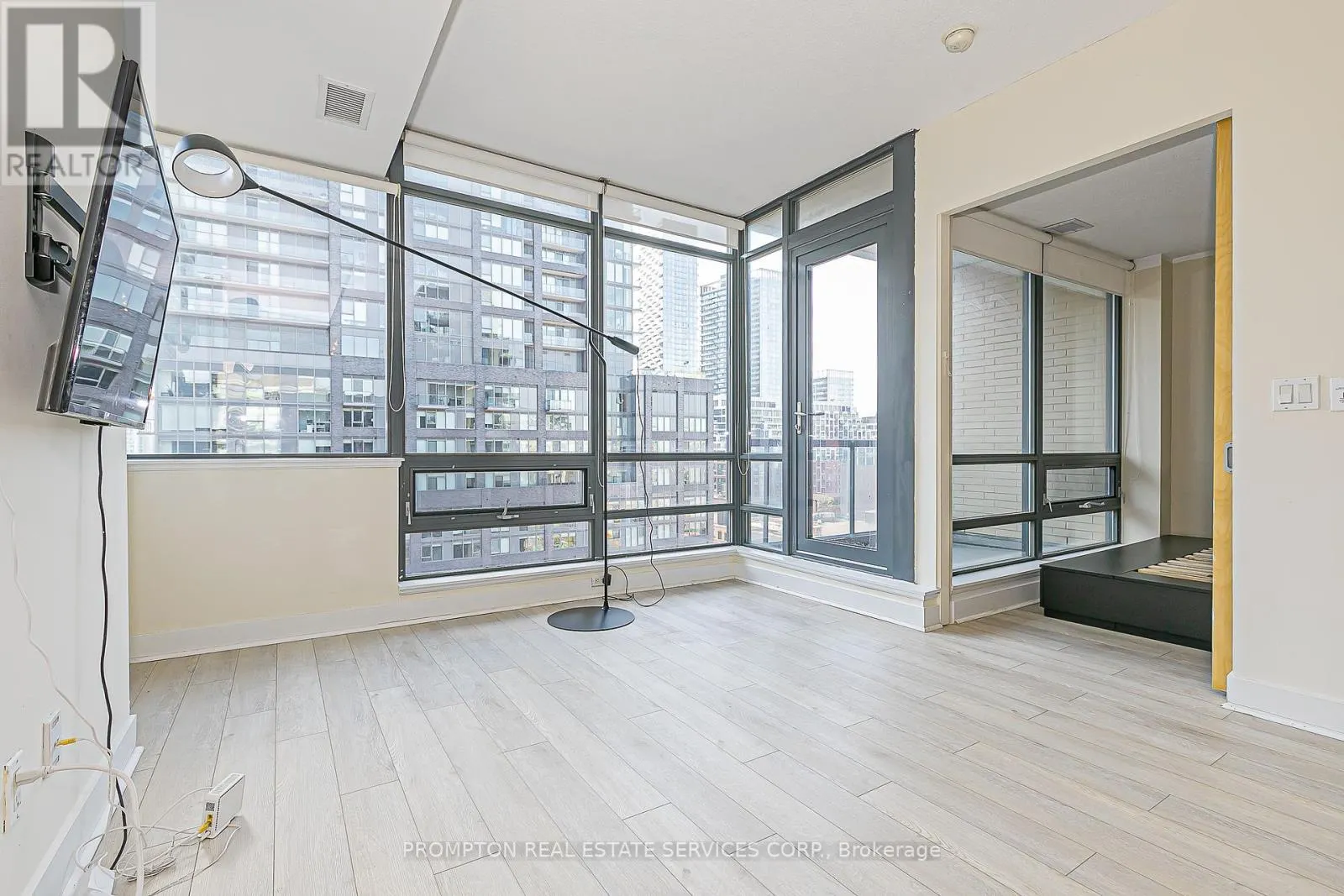 1216 - 438 KING STREET W