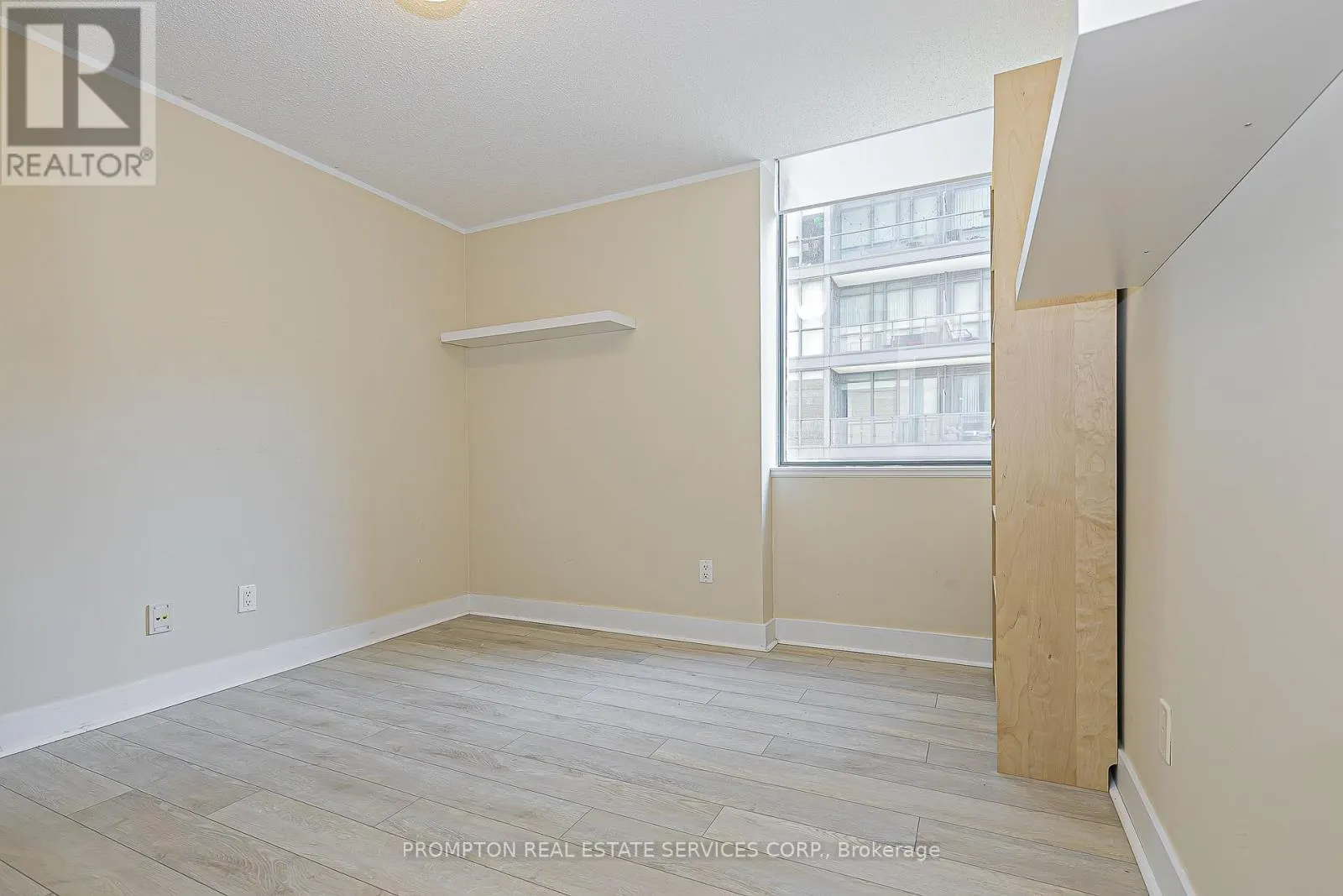 1216 - 438 KING STREET W