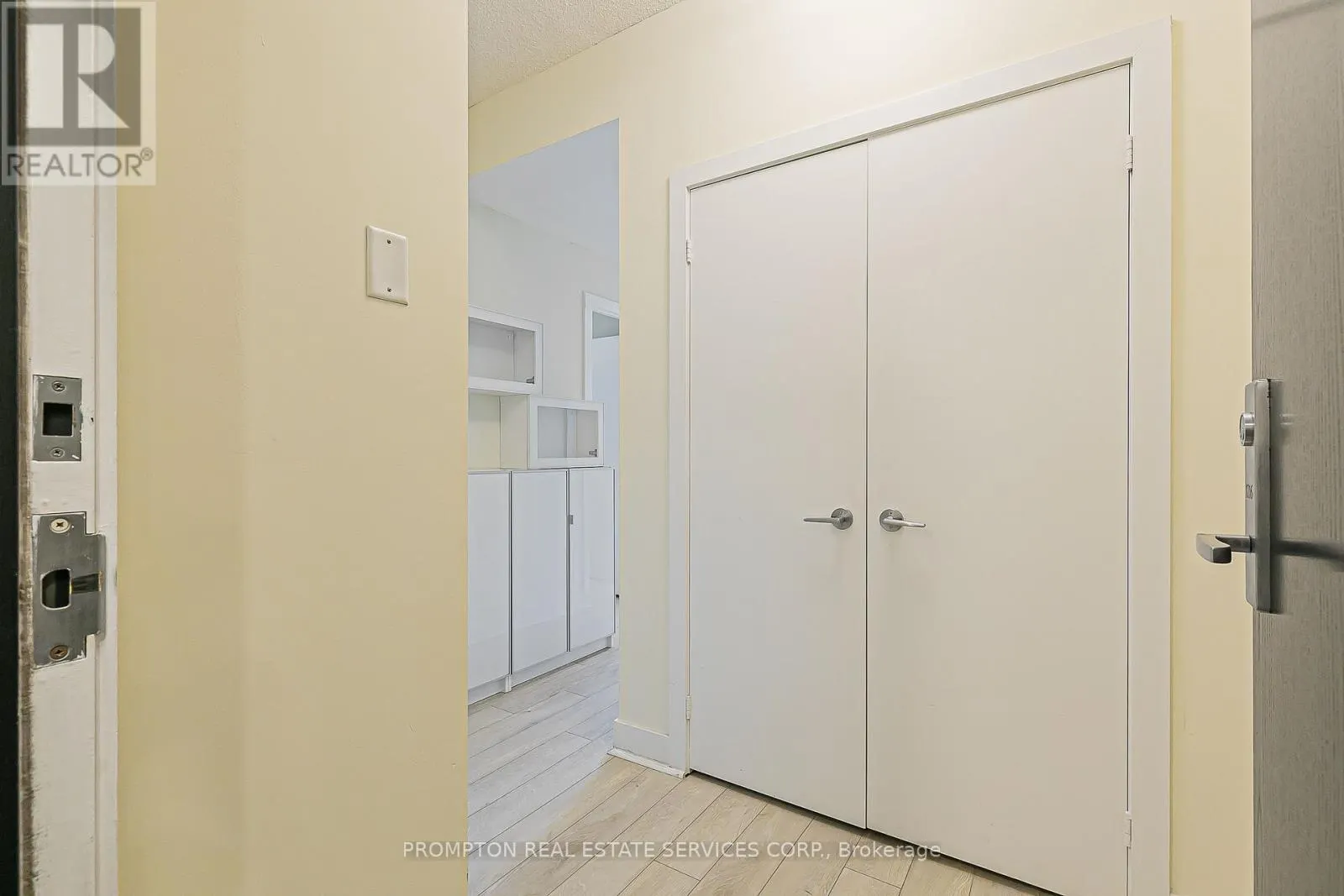 1216 - 438 KING STREET W