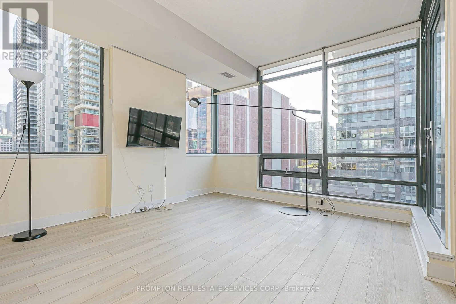 1216 - 438 KING STREET W