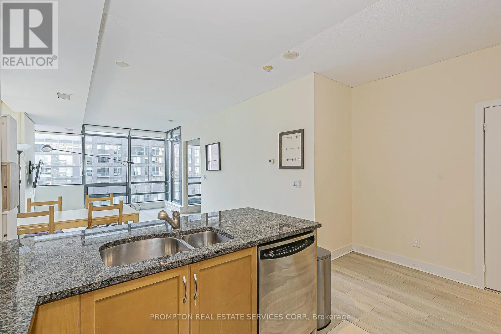 1216 - 438 KING STREET W