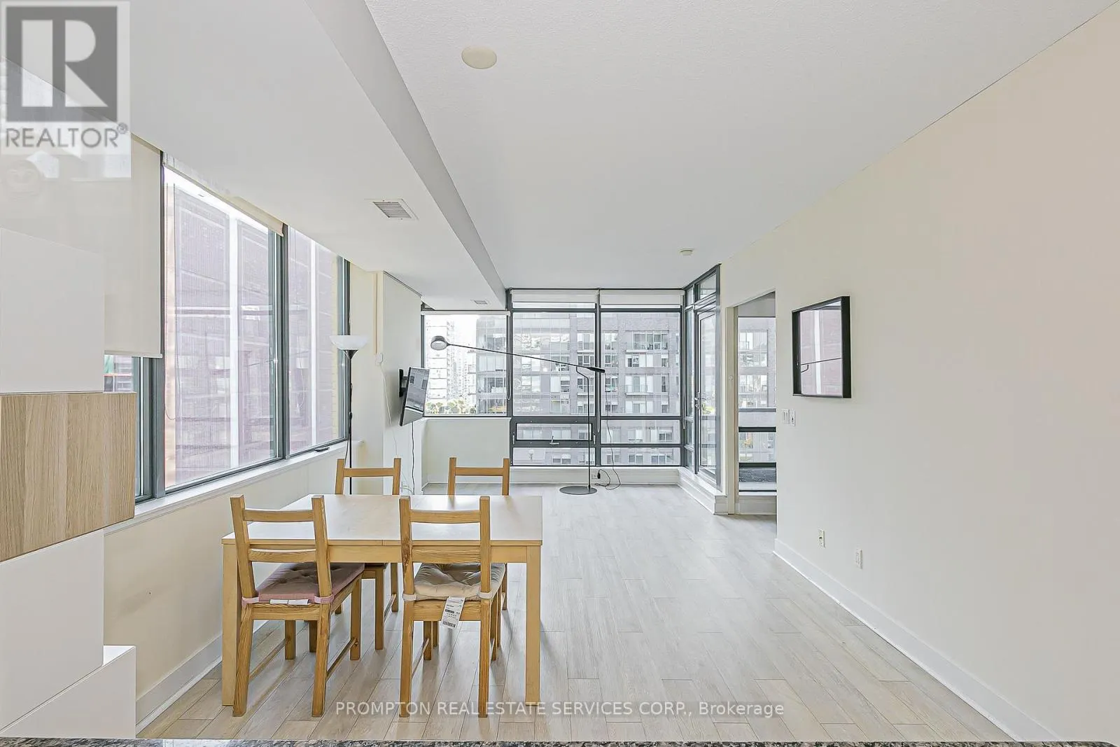 1216 - 438 KING STREET W