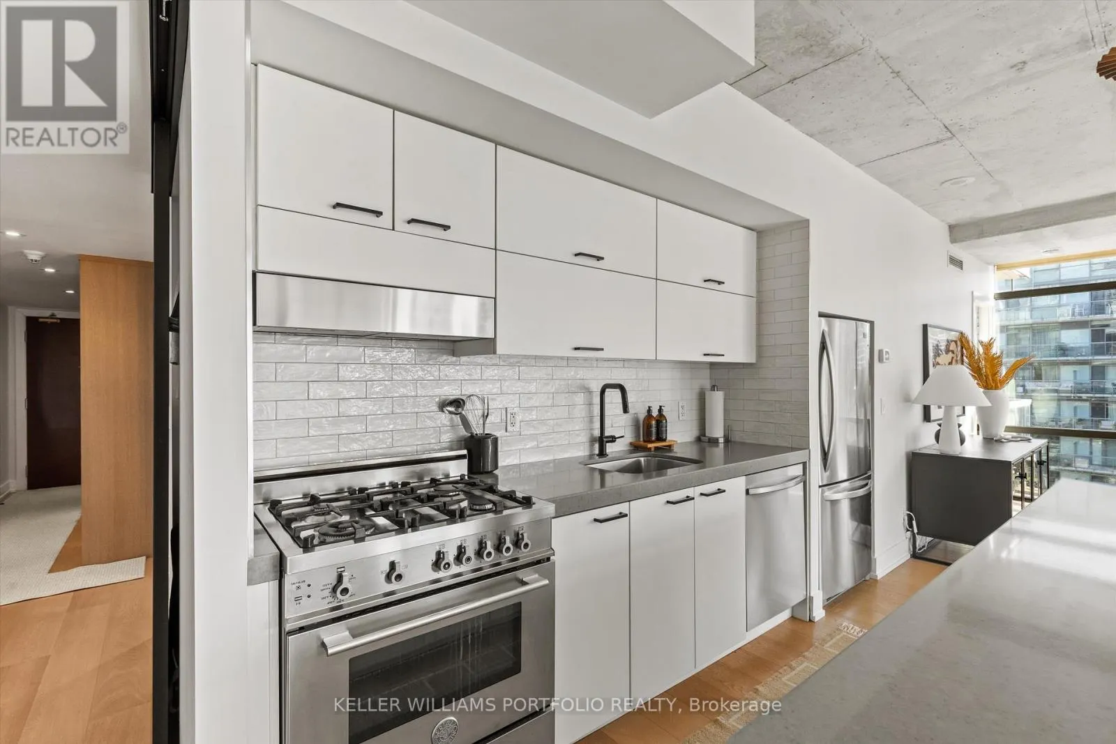 930 - 55 STEWART STREET