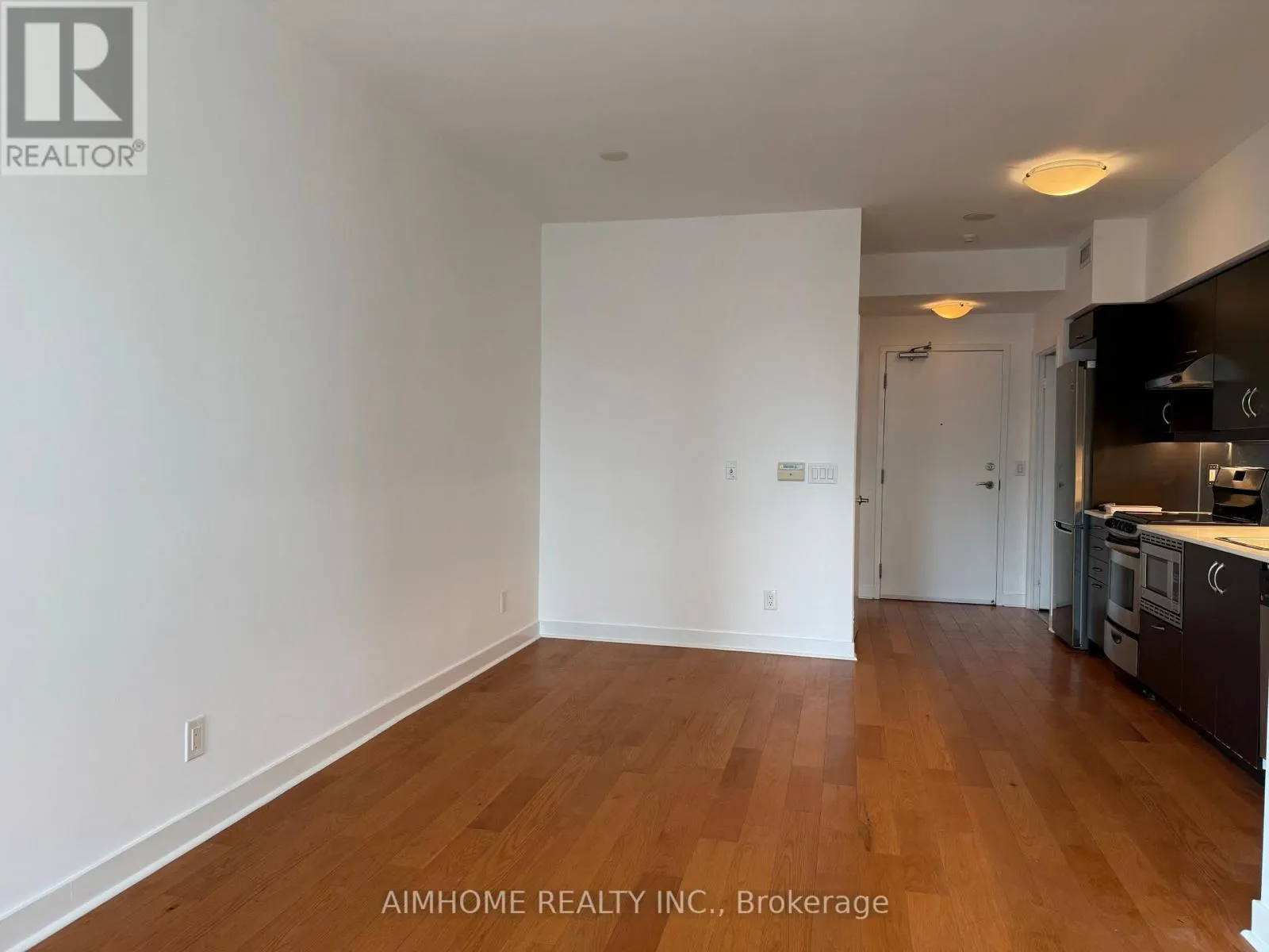 921 - 320 RICHMOND STREET E