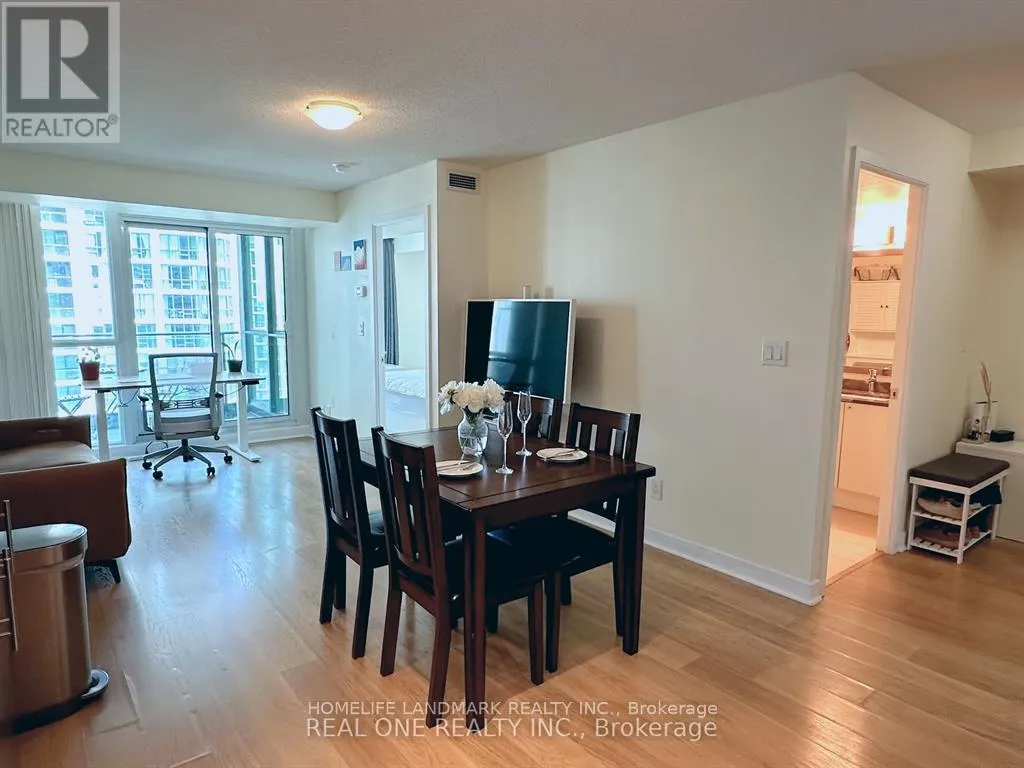 1607 - 33 BAY STREET