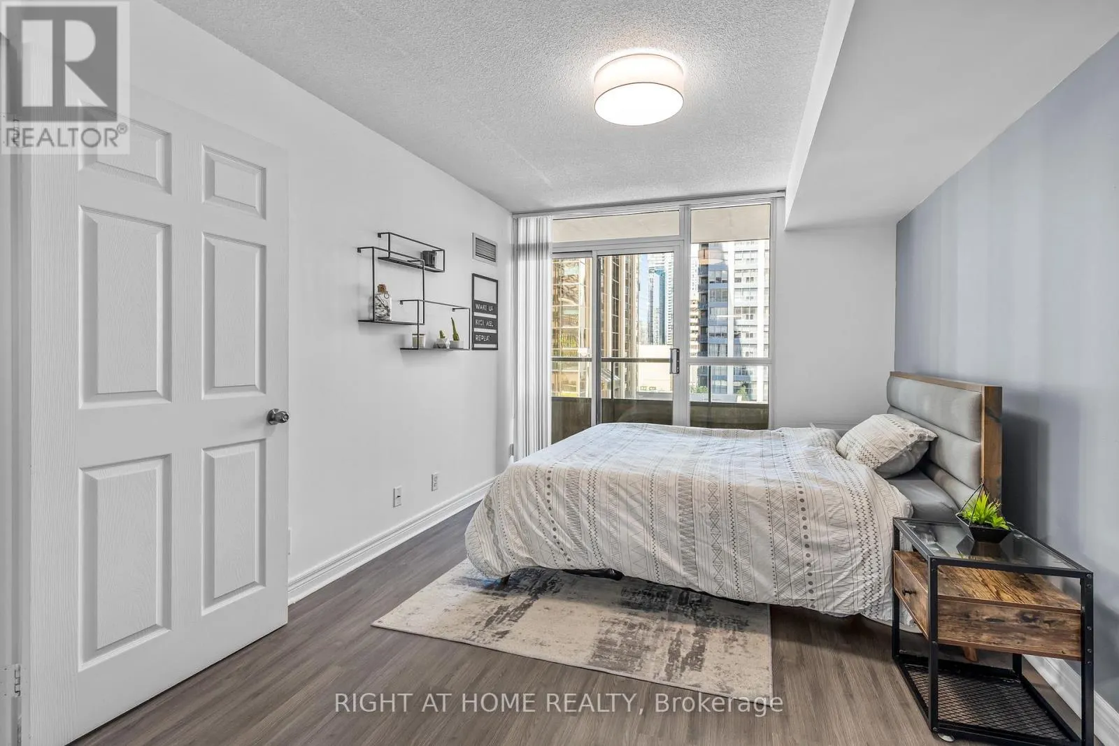 503 - 23 HOLLYWOOD AVENUE